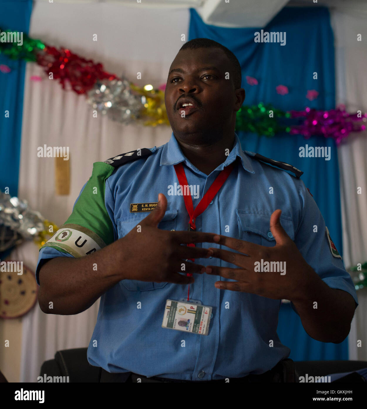 Edwin Mugera, responsable de l'information publique de la police de l'AMISOM, dirige une réunion de police communautaire dans le district de Hamarwayne le 13 mai 2015. La session visait à améliorer les relations entre la police et les résidents locaux, en mettant l'accent sur la sécurité publique. Banque D'Images