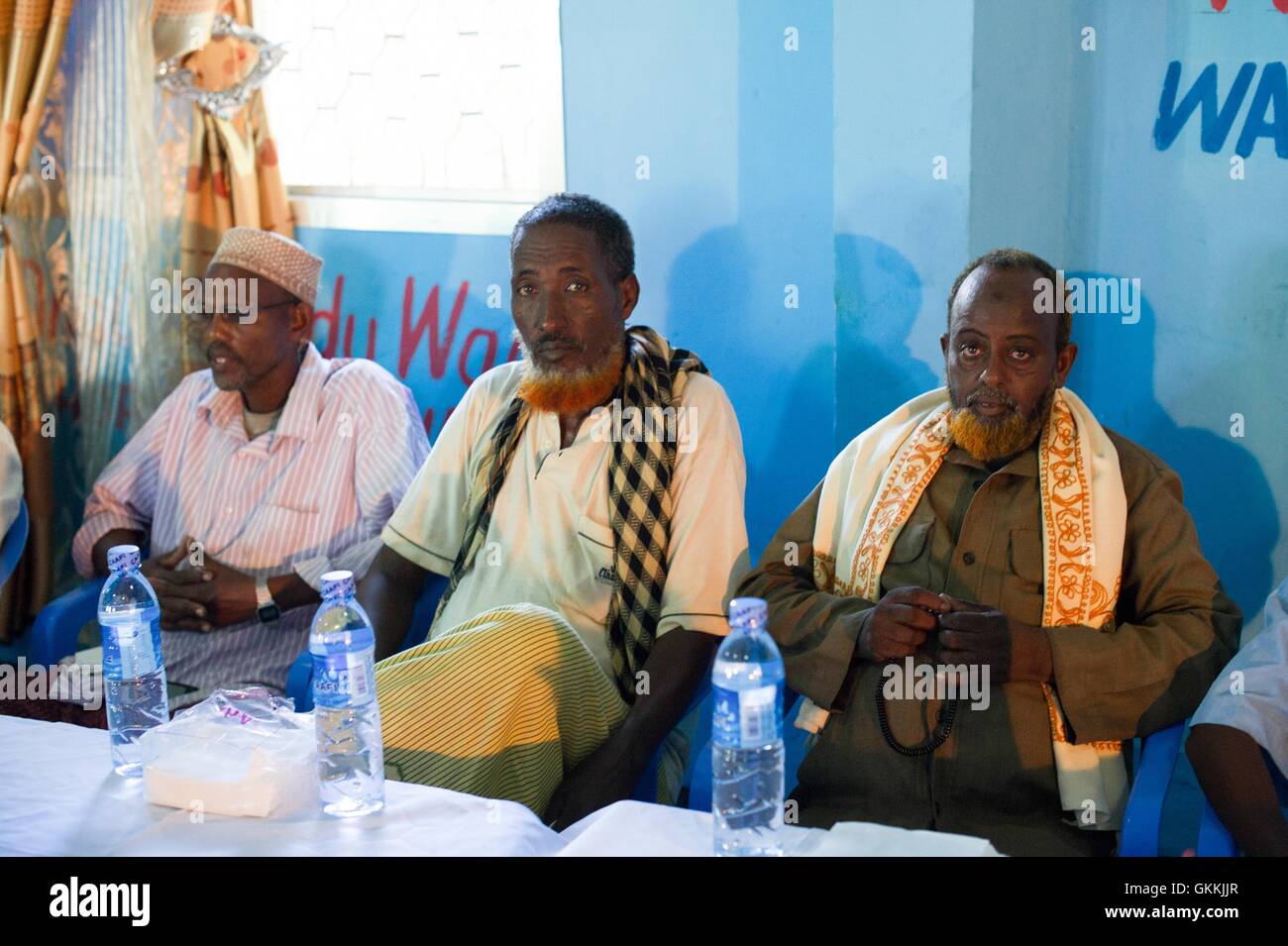 Les résidents du district de Wadajir, à Mogadiscio, assistent à une réunion de police de proximité organisée par la composante police de l'AMISOM le 14 mai 2015. La session vise à renforcer la collaboration entre l'AMISOM et les communautés locales dans le renforcement de la sécurité. La police de l'AMISOM s'emploie à améliorer l'application des lois et la sécurité publique dans les districts somaliens. AMISOM photo par Omar Abdisalam. Banque D'Images