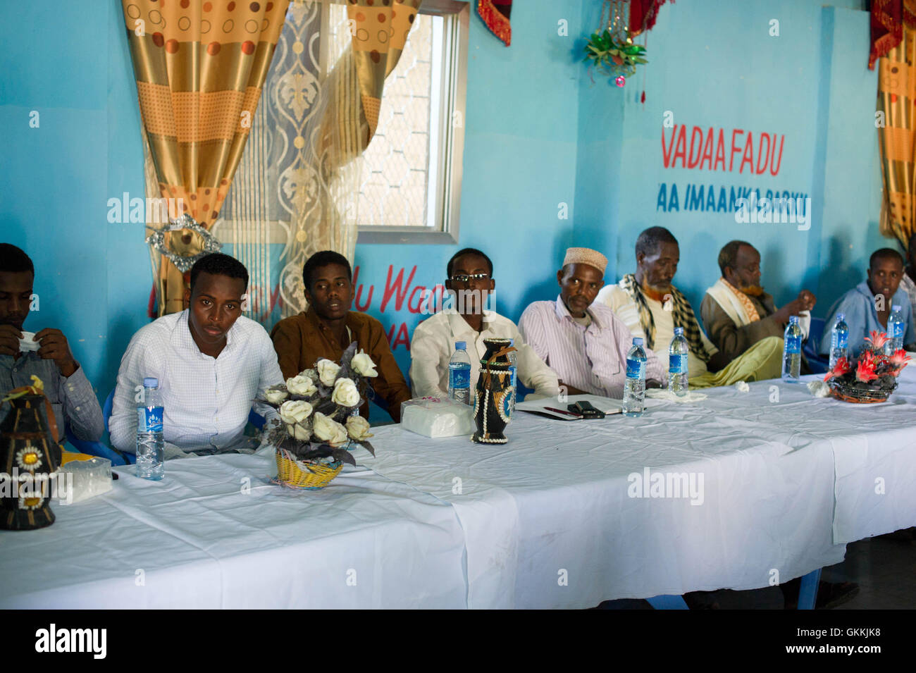 Le 14 mai 2015, des résidents du district de Wadajir à Mogadiscio ont participé à une réunion de police de proximité organisée par la police de l’AMISOM. La session visait à renforcer l'engagement communautaire et à améliorer la sécurité locale grâce à la collaboration entre l'AMISOM et la communauté. Banque D'Images