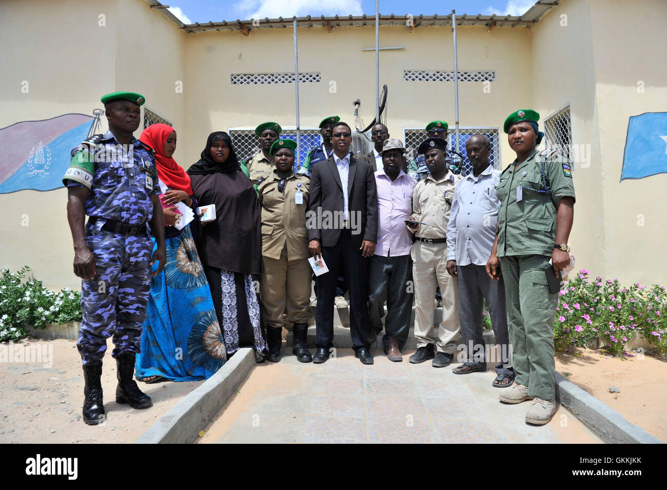 Le 19 mai 2015, Mohamed Ahmed Hashi, commissaire du district d'Heliwaa, a rejoint les policiers de l'AMISOM pour une réunion de police de proximité dans les bureaux du district d'Heliwaa. La session visait à renforcer la collaboration entre la police et les communautés locales. AMISOM photo par Omar Abdisalam. Banque D'Images