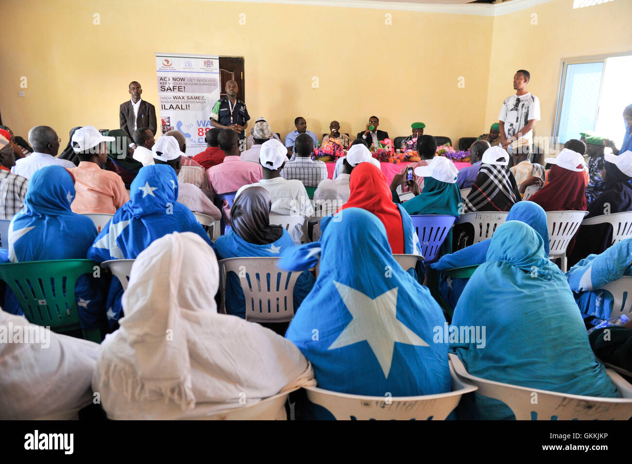 Les résidents du district d'Heliwaa à Mogadiscio participent à une réunion de police de proximité organisée par la police de l'AMISOM le 19 mai 2015, afin de renforcer les efforts et la collaboration en matière de sécurité locale. Banque D'Images