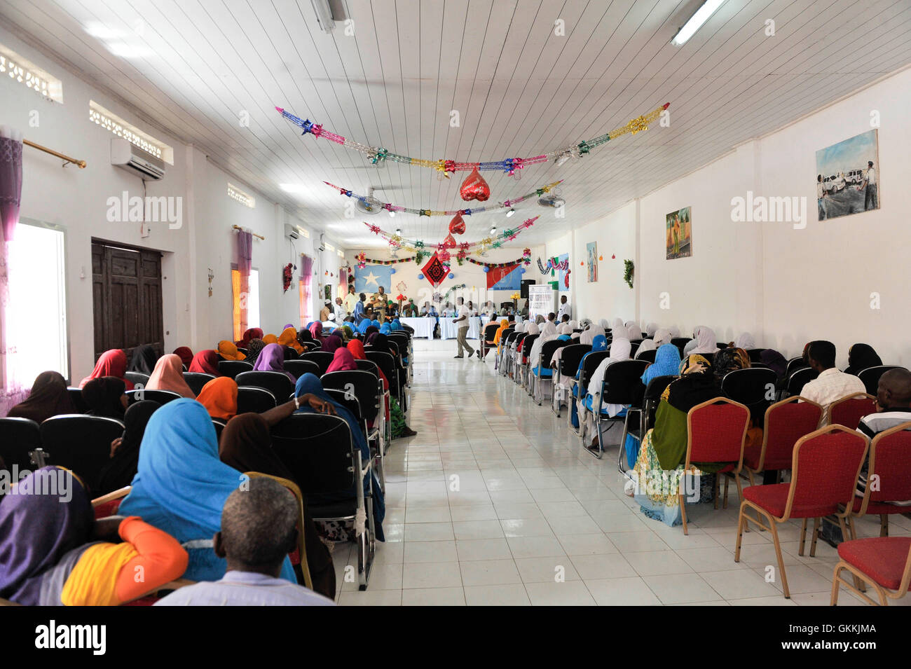 Le 21 mai 2015, des résidents du district de Dharkenley en Somalie ont assisté à une réunion de police communautaire dans les bureaux de district. La réunion a été organisée par la police de l'AMISOM pour discuter des questions de sécurité locale et promouvoir la collaboration entre la communauté et la police. / AMISOM photo / Omar Abdisalam Banque D'Images