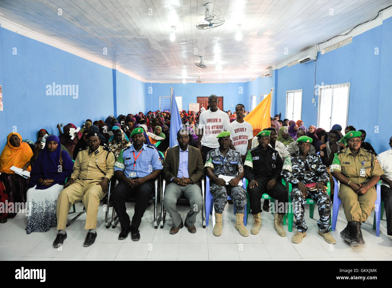 Le 17 mai 2015, le commissaire du district de Waberi et des policiers de l’AMISOM ont posé pour une photo après une réunion de police communautaire tenue dans les bureaux du district de Wadajir. La réunion visait à renforcer la coopération entre la police et les communautés locales. AMISOM photo par Omar Abdisalam. Banque D'Images