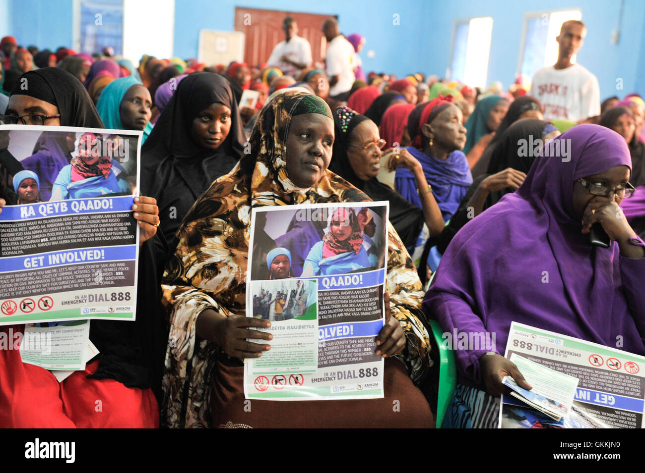 Le 17 mai 2015, des résidents du district de Waberi ont assisté à une réunion de police de proximité organisée par la composante police de l’AMISOM dans les bureaux de district. La réunion visait à renforcer les relations entre la communauté et la police. Banque D'Images