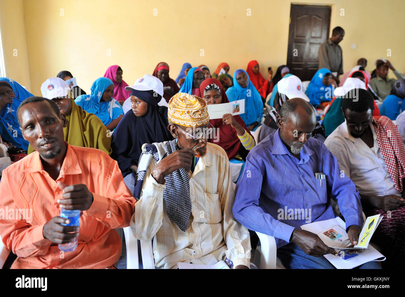Le 19 mai 2015, des résidents du district d'Heliwaa à Mogadiscio ont assisté à une réunion de police de proximité organisée par la composante police de l'AMISOM. La réunion visait à discuter des questions de sécurité locale et à renforcer la collaboration entre la police et la communauté. Banque D'Images
