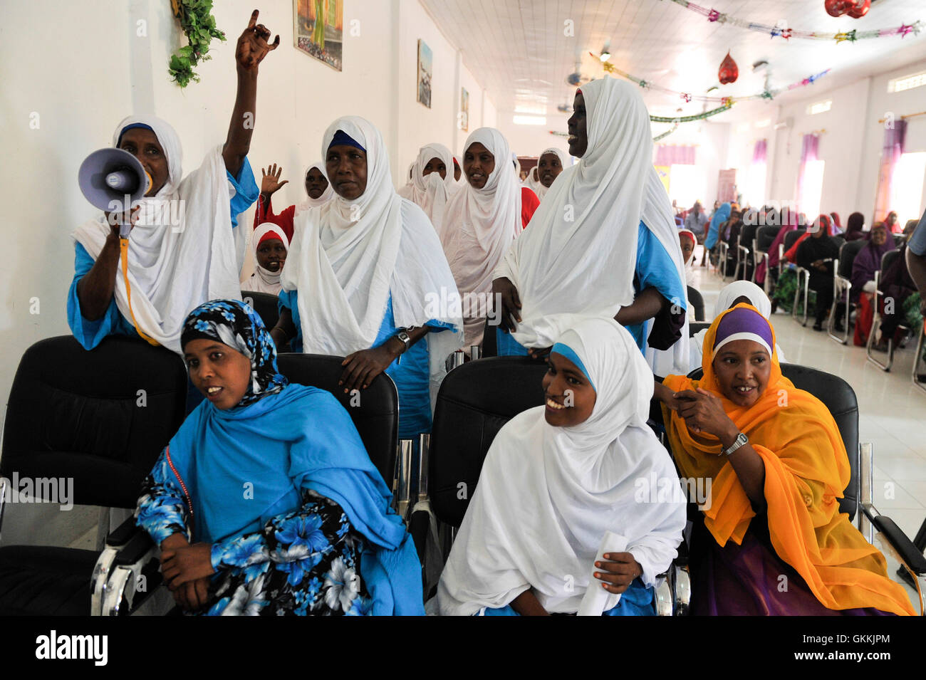 Le 21 mai 2015, des habitants du district de Dharkenley ont participé à une réunion de police de proximité organisée par la police de l'AMISOM dans les bureaux du district. La réunion visait à améliorer la coopération entre la communauté locale et les forces de l'ordre pour une meilleure sécurité. AMISOM photo / Omar Abdisalam. Banque D'Images