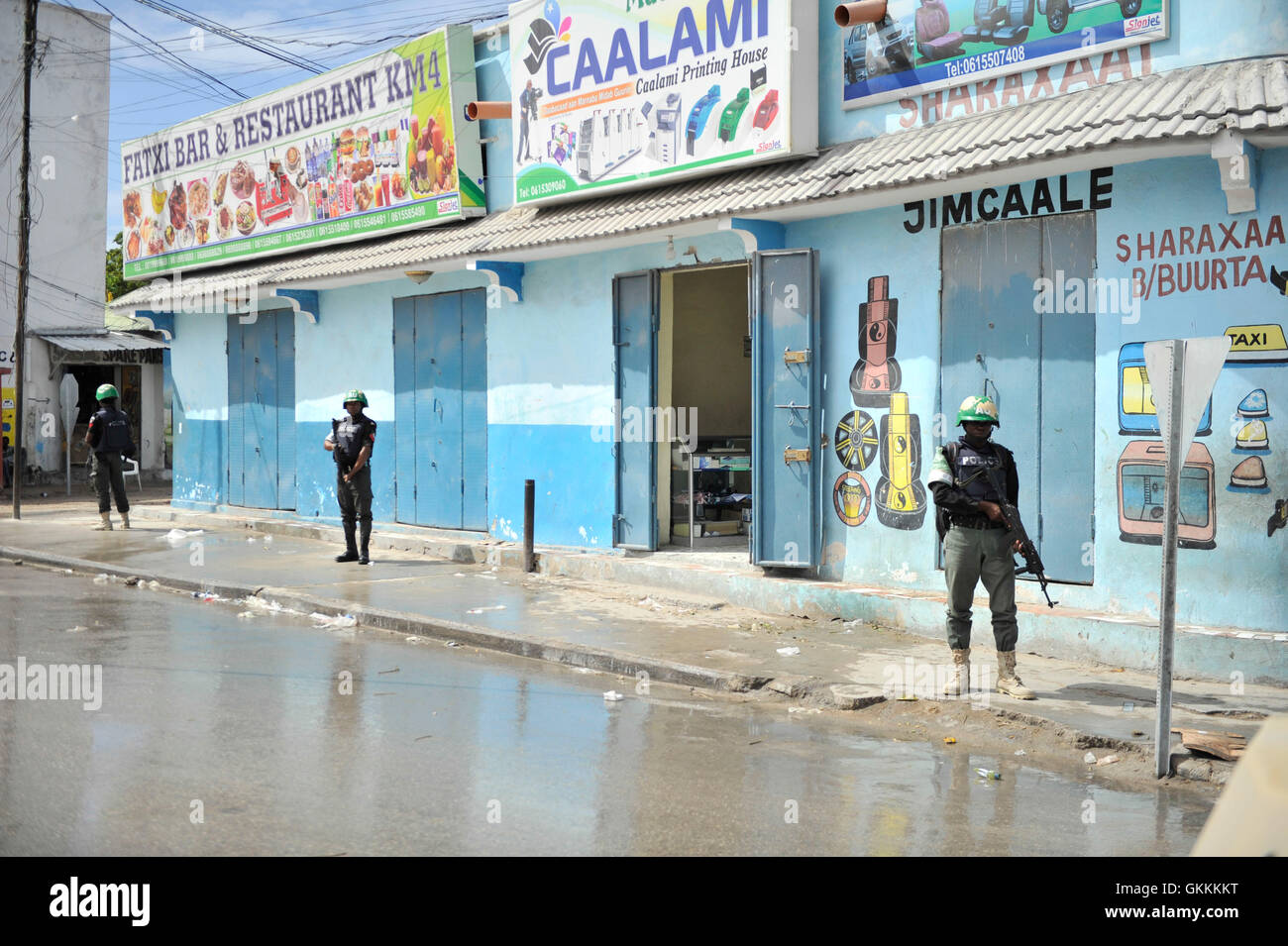 Des policiers nigérians ont effectué une patrouille à pied conjointe avec la police somalienne au carrefour K4 à Mogadiscio (Somalie). La patrouille visait à renforcer la sécurité et la collaboration entre les deux forces dans la capitale. Banque D'Images