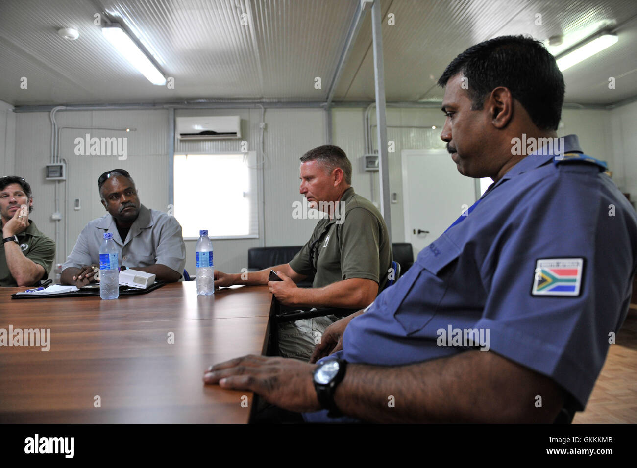 Le 31 juillet 2015, le commissaire de police de l’AMISOM, Anand Pillay, a rencontré le chef de la police de Metro transit, John Harrington, à Mogadiscio, afin de favoriser la collaboration entre les forces de l’ordre somaliennes et du Minnesota. La visite visait à renforcer la formation de la police et la coopération en matière de sécurité. AMISOM photo d'Omar Abdisalan. Banque D'Images