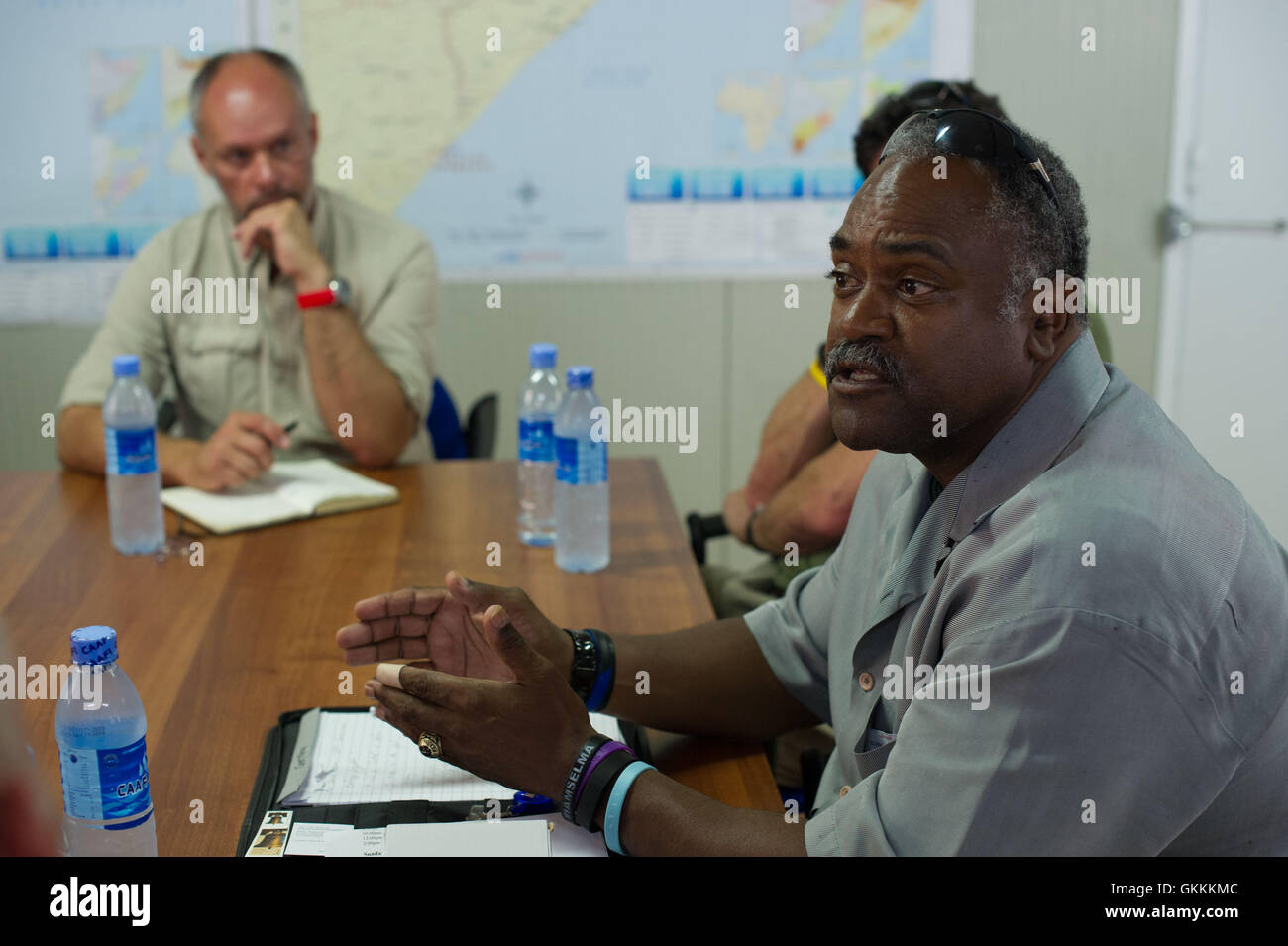 Le 31 juillet 2015, John Harrington, chef de la police du métro transit, a rencontré Anand Pillay, chef de la police de l'AMISOM à Mogadiscio, afin de renforcer les relations entre les deux forces de police. Cette réunion visait à favoriser la collaboration dans les opérations de maintien de l'ordre et de sécurité. Banque D'Images