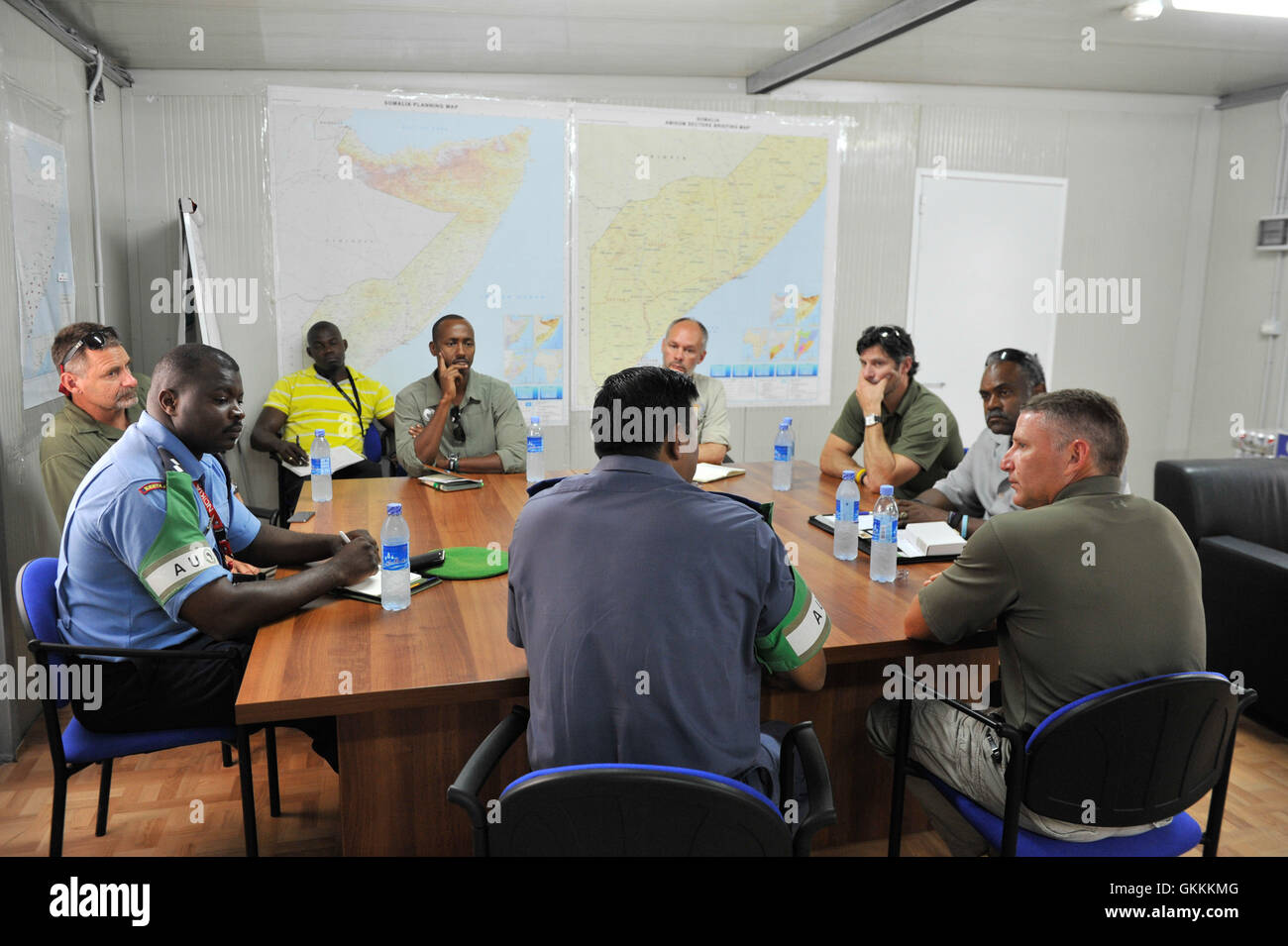 Le commissaire de police de l'AMISOM, Anand Pillay, a rencontré le chef de la police de Metro transit, John Harrington, à Mogadiscio, en Somalie, le 31 juillet 2015. La réunion visait à renforcer les relations et la collaboration entre les deux forces de police, en mettant l'accent sur les expériences partagées en matière d'application de la loi. Photo de Omar Abdisalan. Banque D'Images