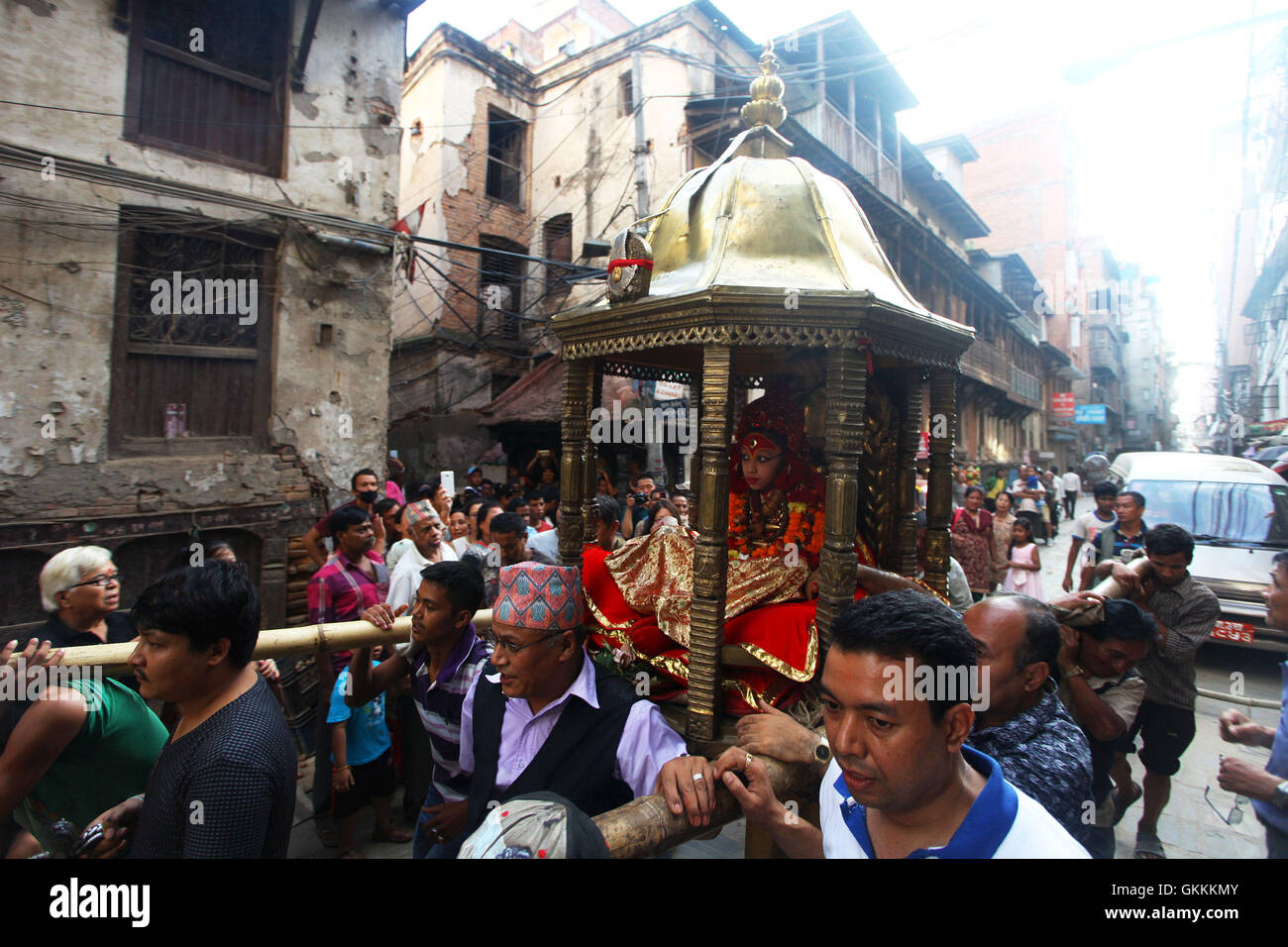 Déesse vivante Kumari est effectué au cours de son pèlerinage visite à bahals d'observer différents temples bouddhistes au cours de ''Bahi Dya Byoyegu', signifie la visite à Bahals (en langue locale), le jour suivant de festival à Itumbahal Gaijatra, Katmandou. (Photo par Archana Shrestha/Pacific Press) Banque D'Images