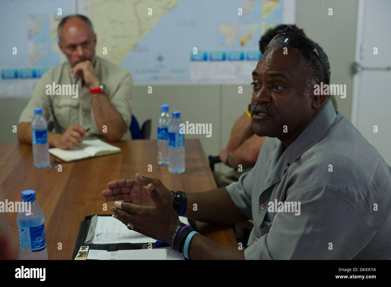 John Harrington, chef de la police du métro transit, rencontre Anand Pillay, chef de la police de l'AMISOM à Mogadiscio le 31 juillet 2015. La visite visait à renforcer les relations entre les services de police somaliens et Minnesota. / AMISOM photo Banque D'Images