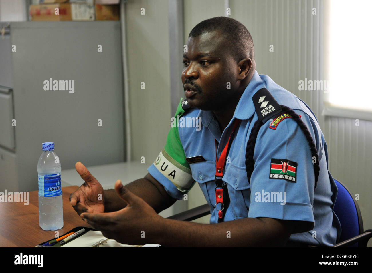 Edwin Mugera, responsable de l’information publique de la police de l’AMISOM, rencontre le chef de la police de transit du Minnesota, John Harrington, à Mogadiscio le 31 juillet 2015, afin de favoriser la collaboration et de renforcer les liens entre les deux forces de police. / AMISOM photo / Omar Abdisalan Banque D'Images