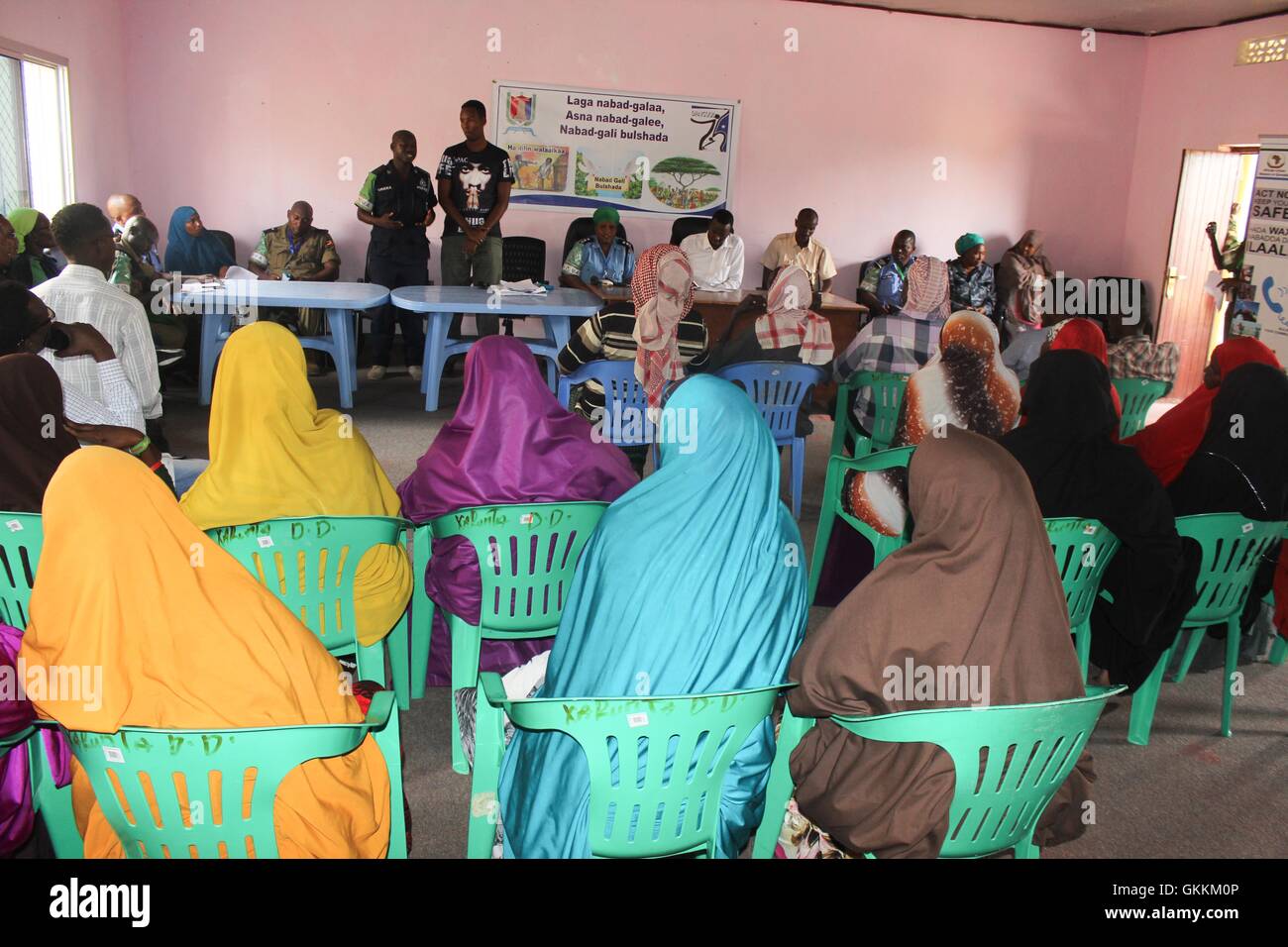 Le 18 août 2015, des résidents du district de Daynile à Mogadiscio ont participé à une manifestation de police communautaire organisée par l'administration du district. L'événement visait à promouvoir la sécurité et à renforcer la collaboration entre les autorités locales et la communauté. AMISOM photo de Mohamed Fanah. Banque D'Images