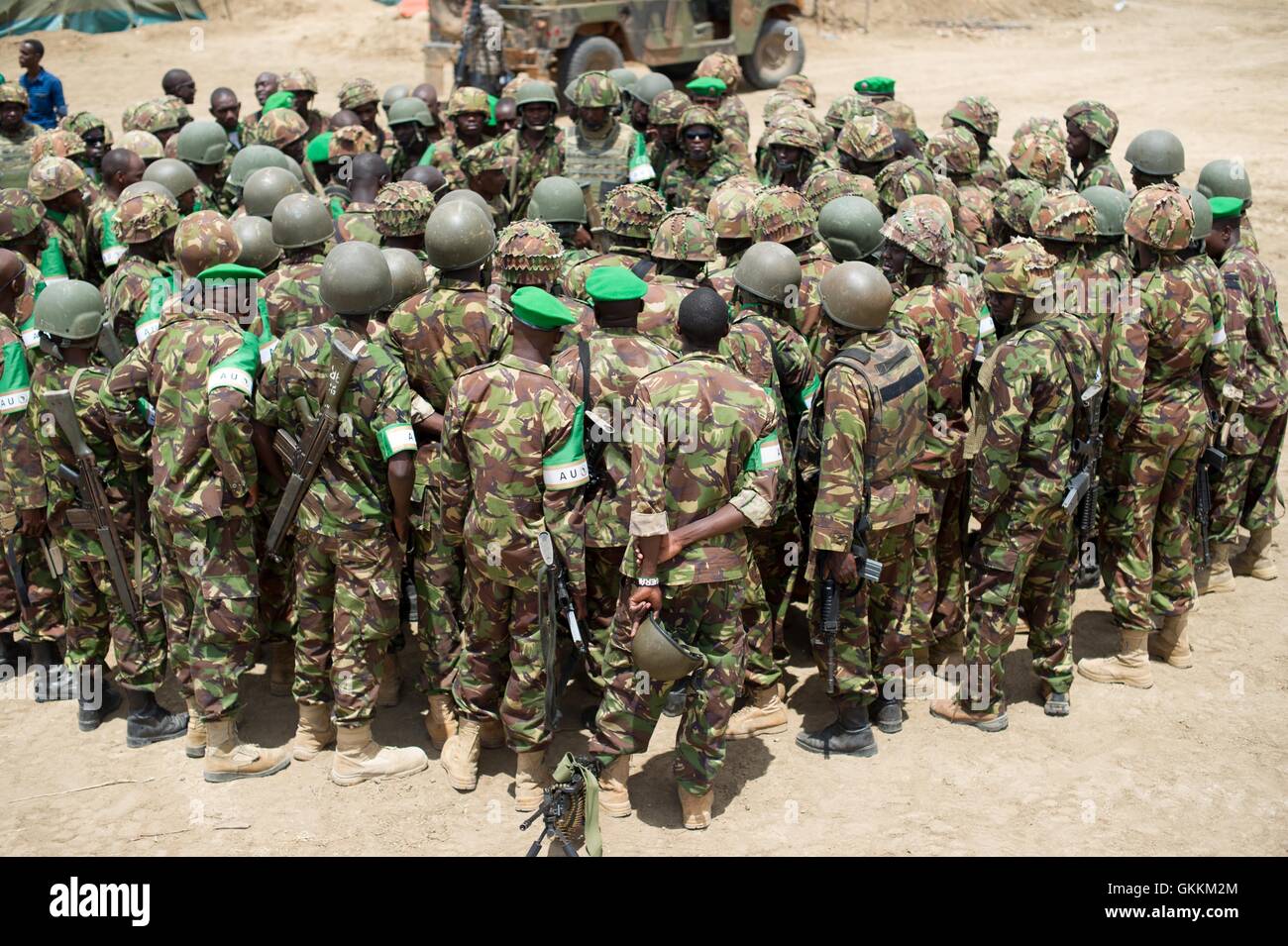 Le 18 août 2015, des soldats des Forces de défense kenyanes (KDF) servent sous l’AMISOM à Bardera, en Somalie, où ils soutiennent l’Armée nationale somalienne dans la libération de la ville du contrôle d’Al-Shabaab. Banque D'Images