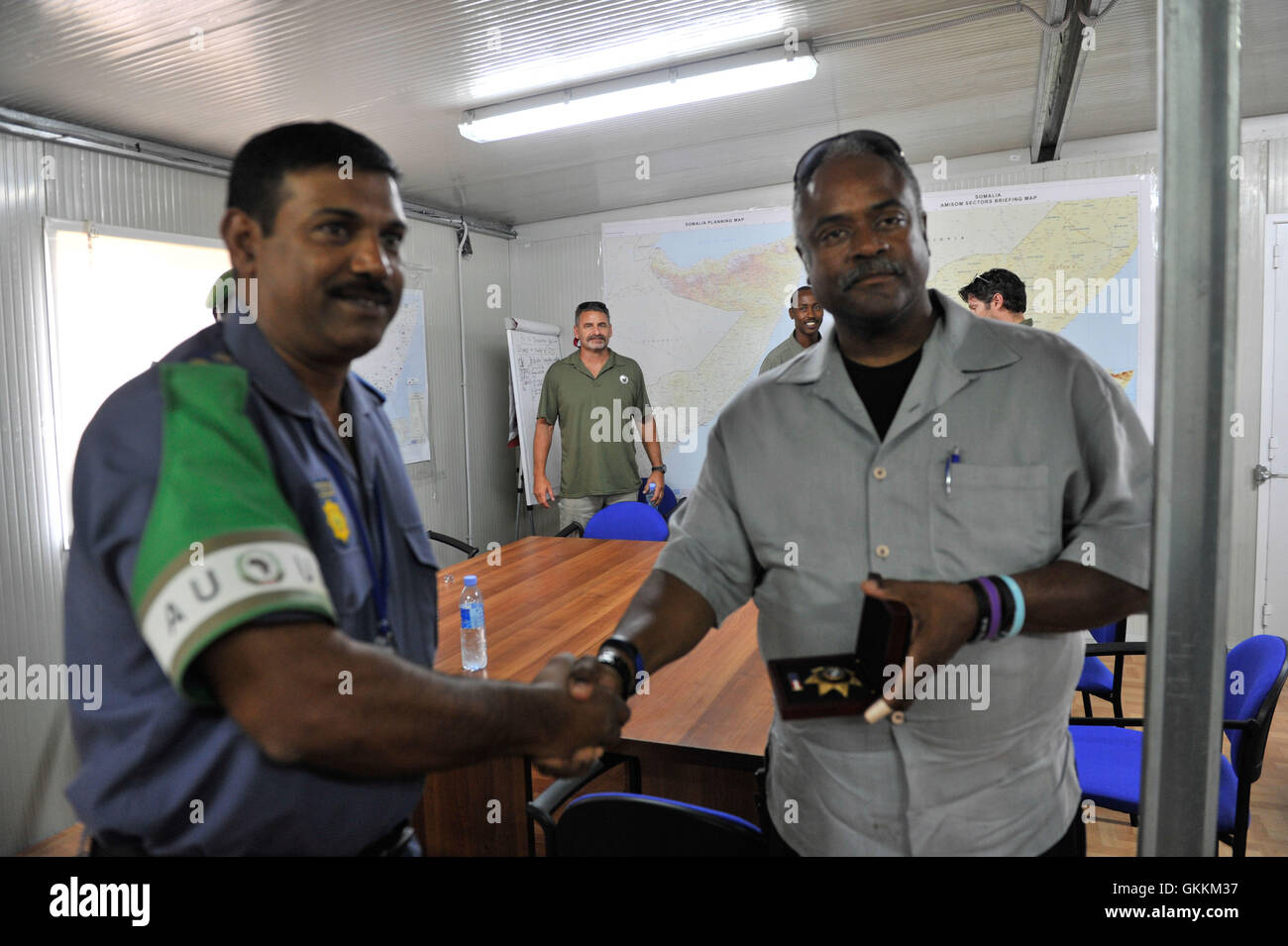 Le 31 juillet 2015, le commissaire de police de l'AMISOM, Anand Pillay, a rencontré le chef de la police de transit du métro, John Harrington, à Mogadiscio, en Somalie. Leur rencontre visait à favoriser des liens et une collaboration plus étroits entre les deux forces de police. Banque D'Images