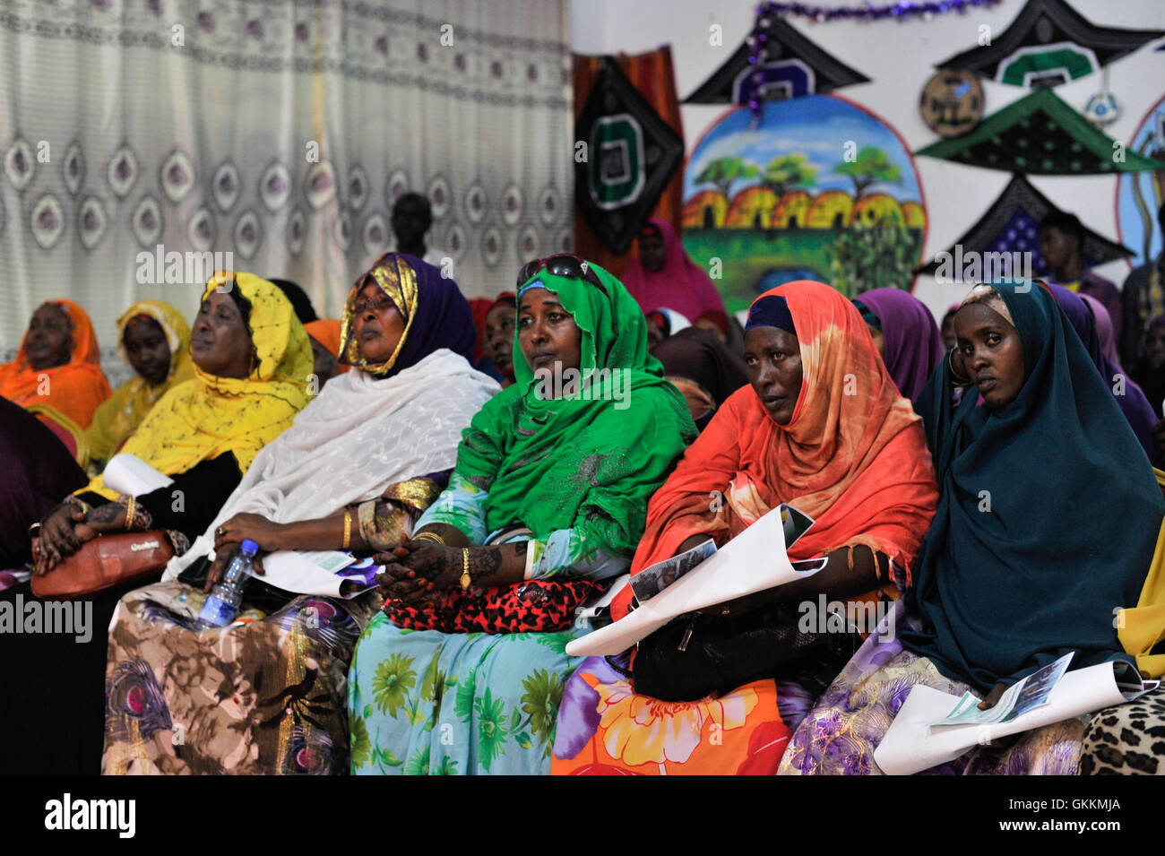 Les résidents du district de Howl-Wadag participent à un forum sur la police de proximité au siège du district à Mogadiscio le 30 août 2015, organisé pour discuter de la sécurité communautaire et du rôle de la police de l'AMISOM dans les efforts locaux de maintien de la paix. Banque D'Images
