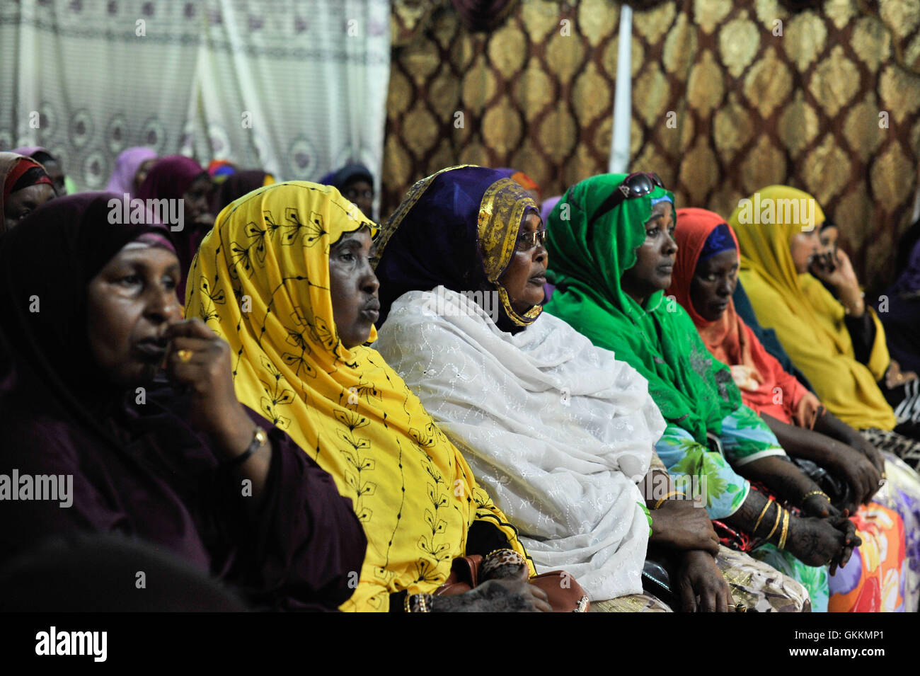 Les résidents du district de Howl-Wadag à Mogadiscio assistent à un forum sur la police de proximité au siège du district le 30 août 2015. La police de l'AMISOM a soutenu l'événement pour renforcer la sécurité locale et les relations entre la police et la communauté. Banque D'Images