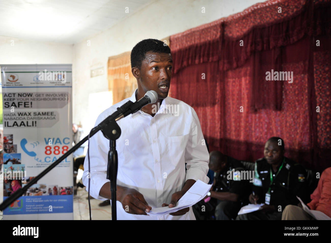 Le 10 septembre 2015, Salah Musse, commissaire adjoint du district de Karan, a pris la parole lors d’une réunion publique au siège du district de Mogadiscio. L'événement, soutenu par la police de l'AMISOM, visait à renforcer la collaboration entre la police somalienne et les autorités locales. AMISOM photo / Omar Aden. Banque D'Images