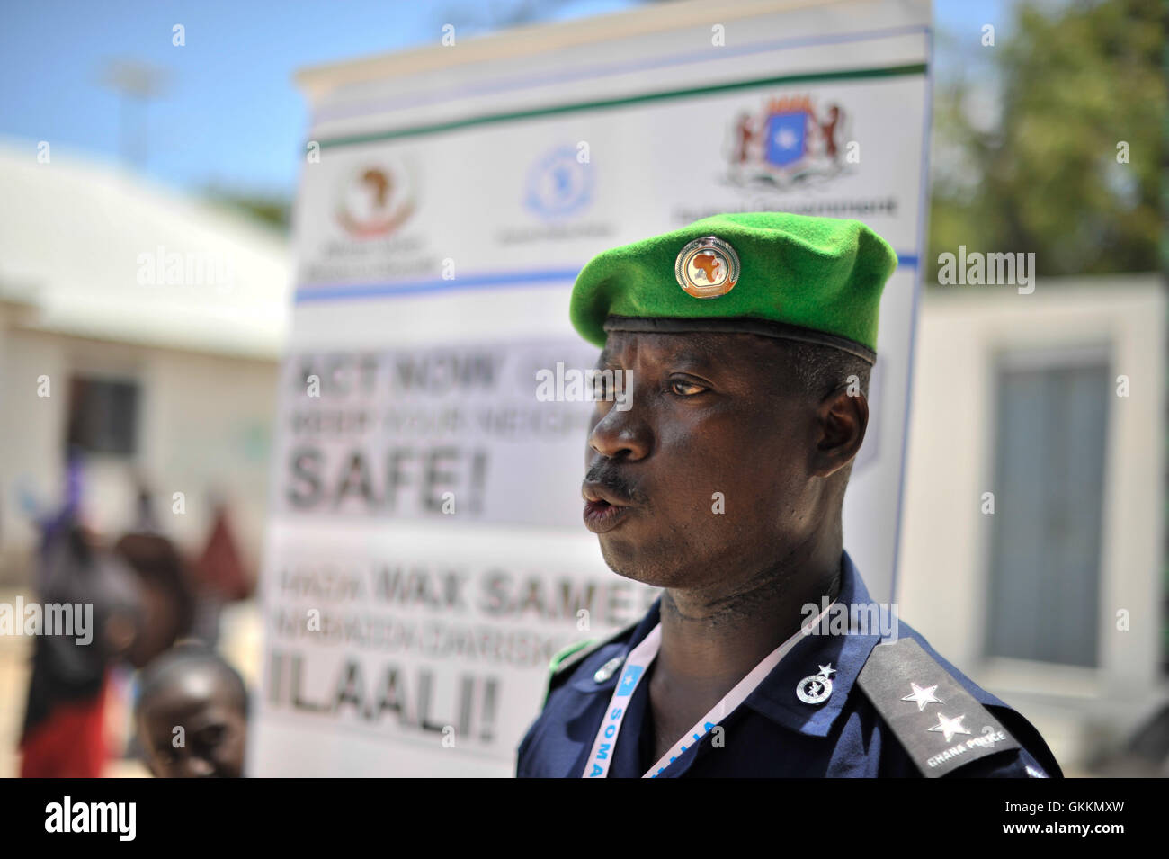 Randolph Sumiah, officier de police de l'AMISOM, prend la parole lors d'un forum sur la police de proximité au siège du district de Mogadiscio le 27 septembre 2015. L'événement visait à renforcer les liens entre la police locale et la communauté. AMISOM photo / Ilyas Ahmed Banque D'Images