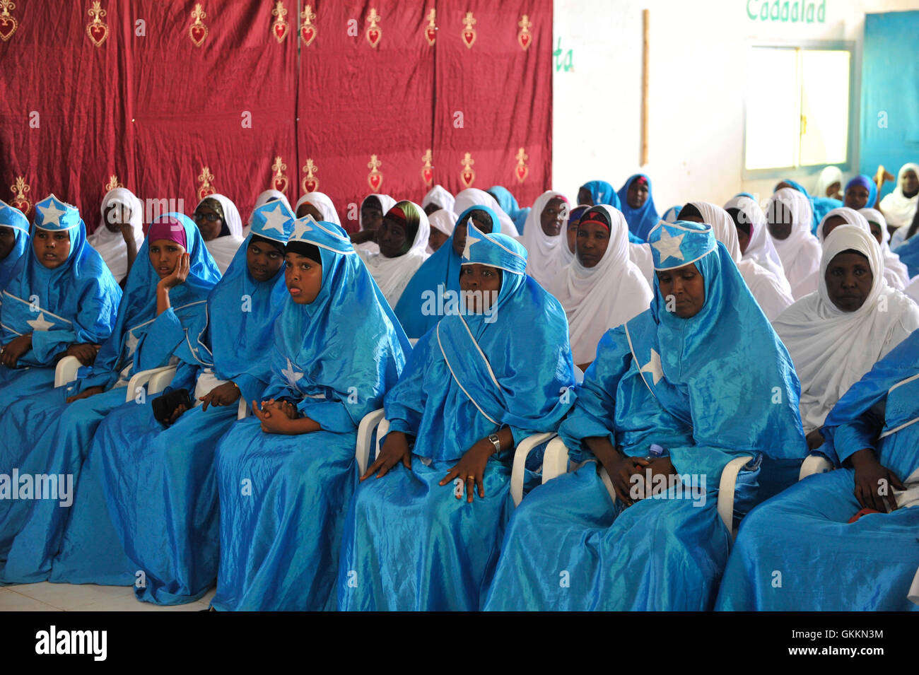 Le 10 septembre 2015, des résidents du district de Karan à Mogadiscio ont participé à une réunion organisée par la police de l’AMISOM, la Force de police somalienne et les administrateurs locaux du district. La réunion visait à améliorer la communication entre le public et les services de sécurité. Photo par Omar Aden. Banque D'Images