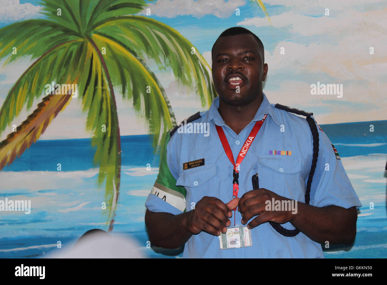 Le 8 octobre 2015, Edwin Mugera, responsable de l'information de la police de l'AMISOM, a assisté à une réunion au siège du district d'Abdi Asiis à Mogadiscio. La réunion a porté sur les stratégies de police de proximité visant à améliorer la sécurité dans le district. AMISOM photo de Mohamed Haji. Banque D'Images