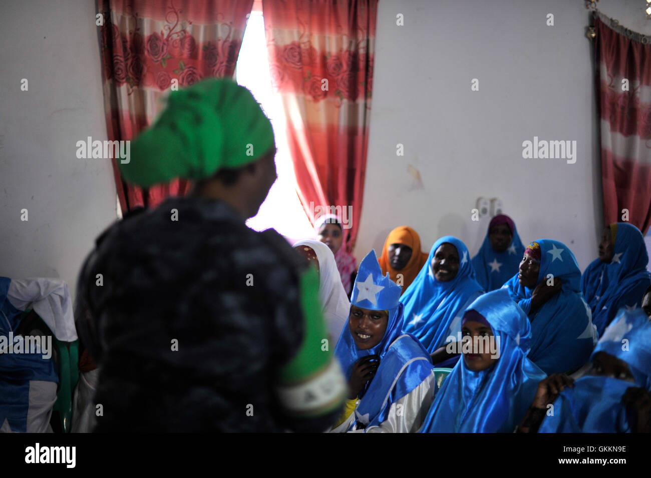 Le 27 septembre 2015, la surintendante adjointe de la police de l'AMISOM, Cecilia H. Appiah, s'est adressée aux résidents du district de Yaqshid lors d'un forum sur la police de proximité au siège du district à Mogadiscio. La réunion visait à renforcer les relations entre la police et la communauté. AMISOM photo / Ilyas Ahmed. Banque D'Images