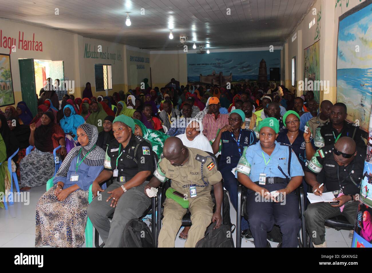 Le 8 octobre 2015, des policiers de l’AMISOM et des résidents du district d’Abdi Asiis à Mogadiscio, en Somalie, ont participé à une réunion de police de proximité au siège du district. L'événement visait à améliorer la sécurité communautaire et à renforcer la coopération entre la police et les résidents locaux. Banque D'Images
