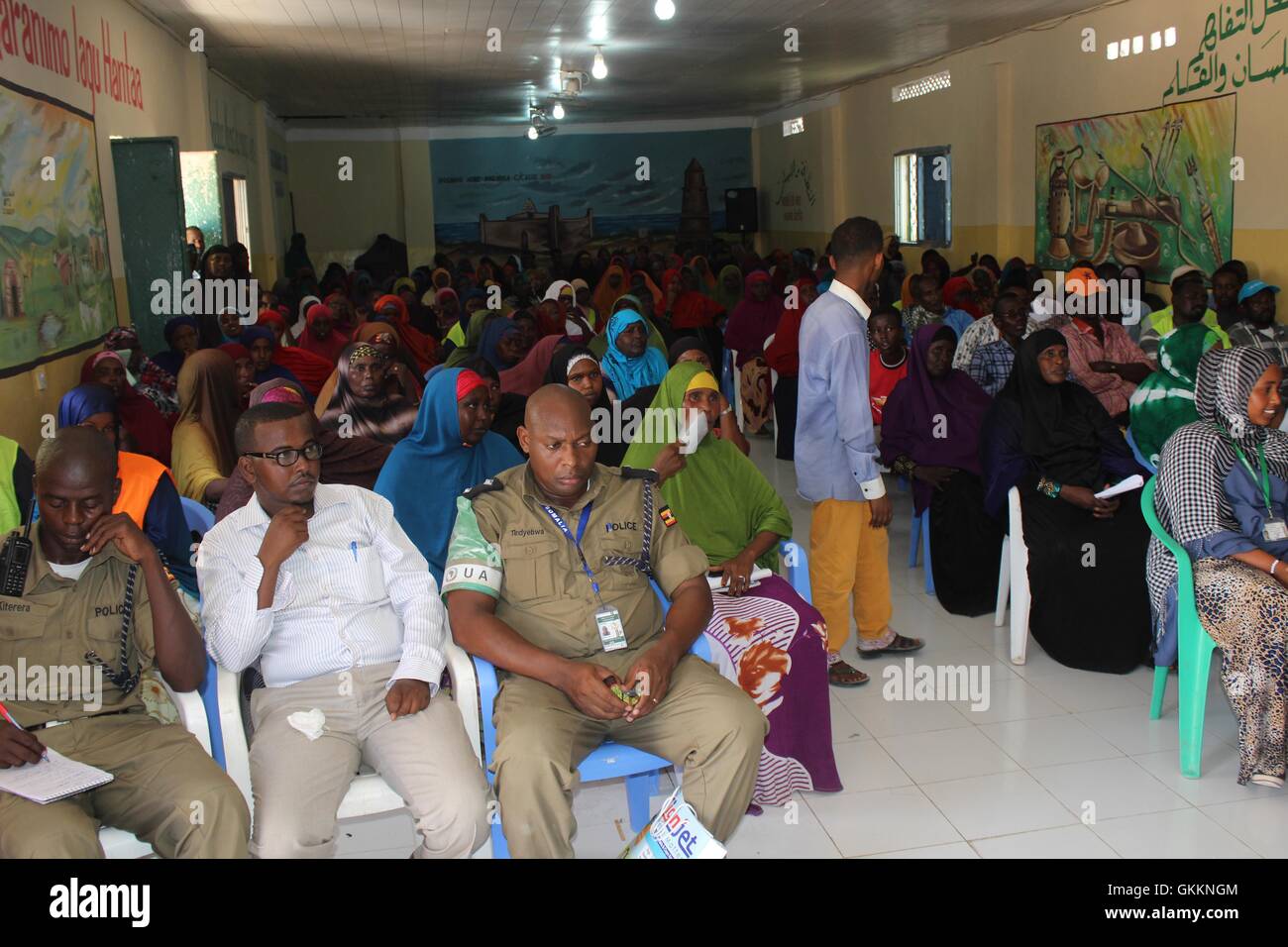 Le 8 octobre 2015, des policiers de l’AMISOM ont tenu une réunion de police de proximité avec des résidents au siège du district d’Abdi Asiis à Mogadiscio. La réunion visait à renforcer la collaboration entre la police et les communautés locales pour renforcer la sécurité. AMISOM photo / Mohamed Haji Banque D'Images
