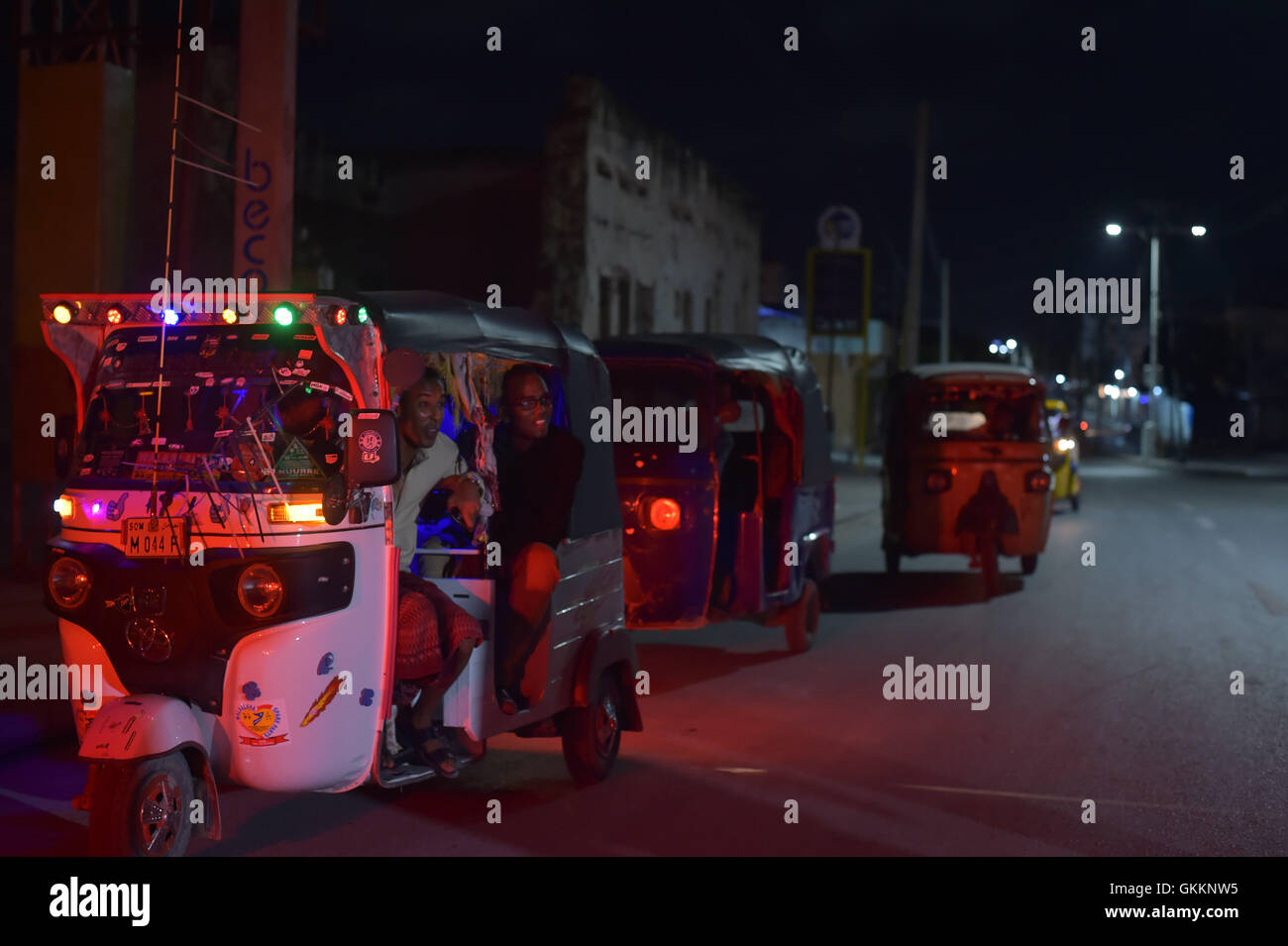 Les chauffeurs de TukTuk attendent à un poste de contrôle de sécurité à Mogadiscio le 23 octobre. Les chauffeurs sont autorisés à continuer après les contrôles de sécurité dans le cadre des mesures de sécurité en cours dans la ville. / AMISOM photo / Tobin Jones Banque D'Images