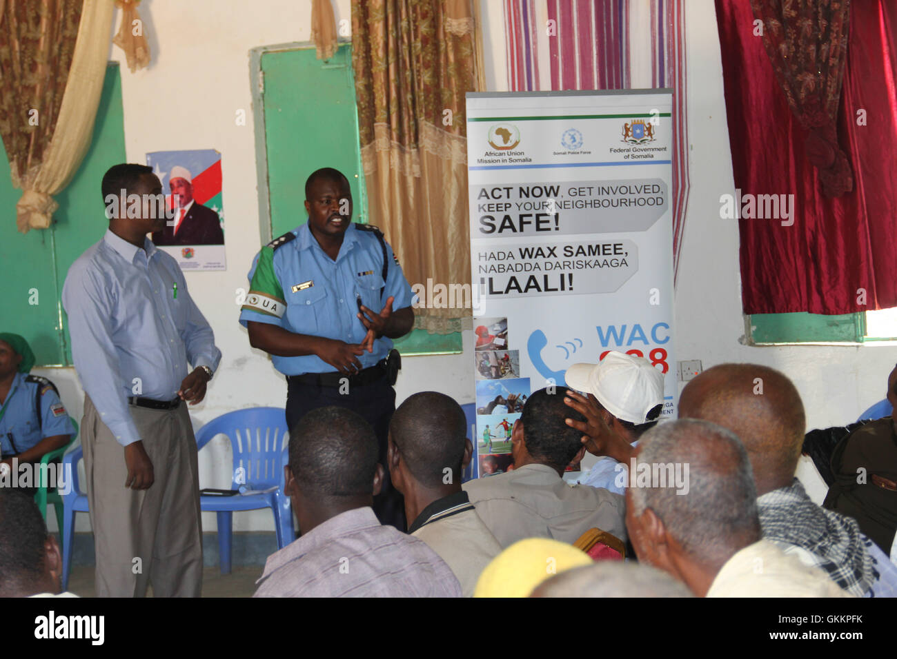 Le 8 décembre 2015, Edwin Mugera, responsable de l'information publique de la police de l'AMISOM, a pris la parole lors d'une réunion de police communautaire à Baidoa, en Somalie. L'événement s'est concentré sur l'amélioration de la collaboration entre la police somalienne et les communautés locales pour renforcer la sécurité. Banque D'Images