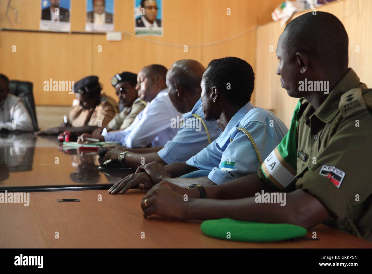 Les policiers de l’AMISOM ont rencontré des responsables de l’administration intérimaire de Jubba et de la police locale à Kismayo le 26 novembre 2015 pour discuter d’un nouveau programme de police communautaire. Le programme vise à renforcer la coopération entre la police et les communautés locales pour améliorer la sécurité et réduire la criminalité. Banque D'Images