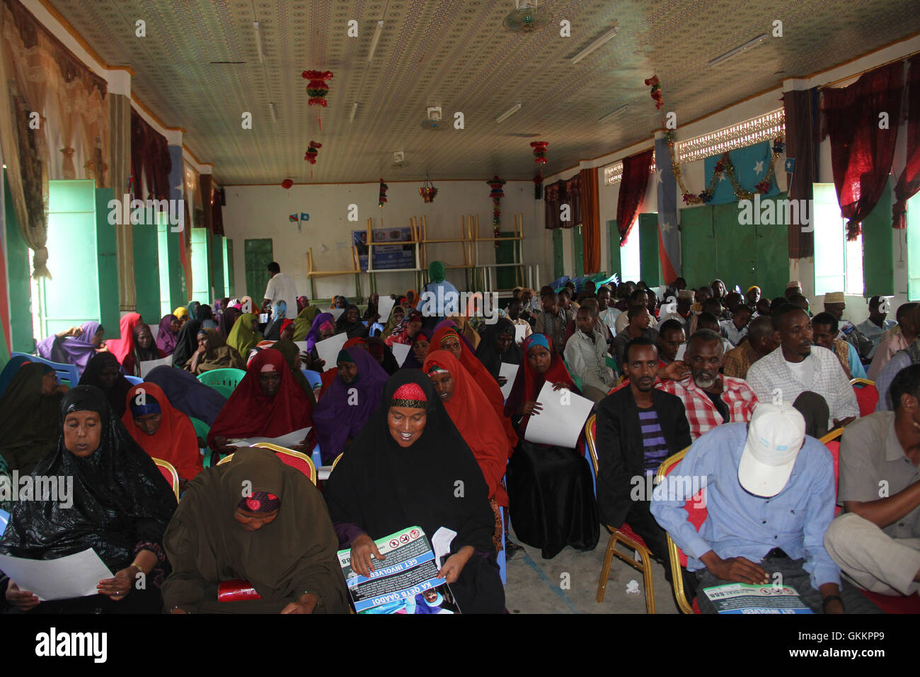 Le 8 décembre 2015, des résidents de Baidoa ont assisté à une réunion de police de proximité appuyée par la composante police de l’AMISOM. L'événement visait à renforcer les efforts de sécurité locaux et à renforcer la coopération entre les membres de la communauté et les forces de l'ordre. Banque D'Images