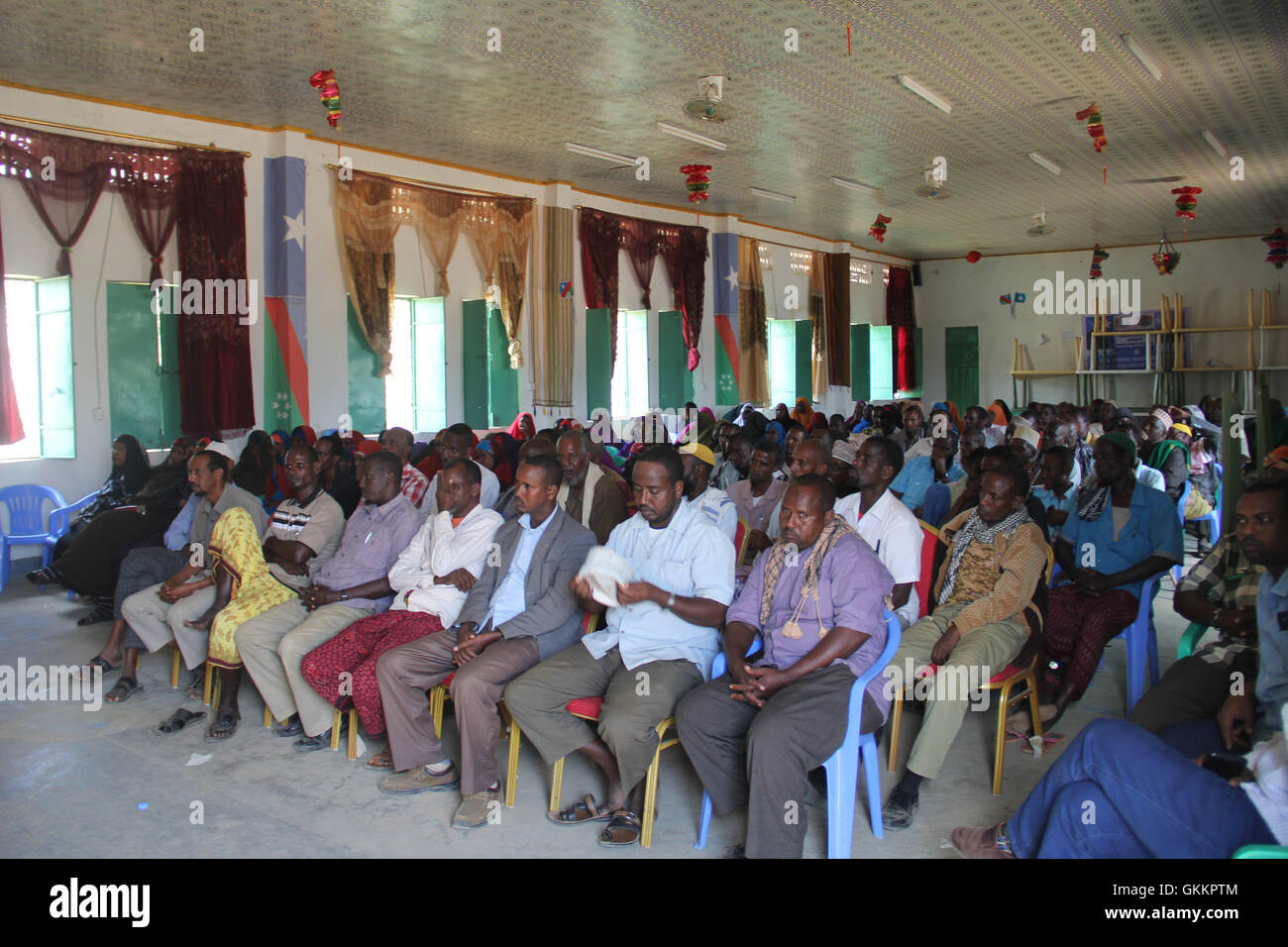 Les résidents de Baidoa, en Somalie, se rassemblent pour une réunion de police communautaire le 8 décembre 2015, avec le soutien de la composante police de l’AMISOM. L'événement visait à améliorer la sécurité locale et à favoriser la collaboration entre la communauté et les forces de l'ordre. Banque D'Images