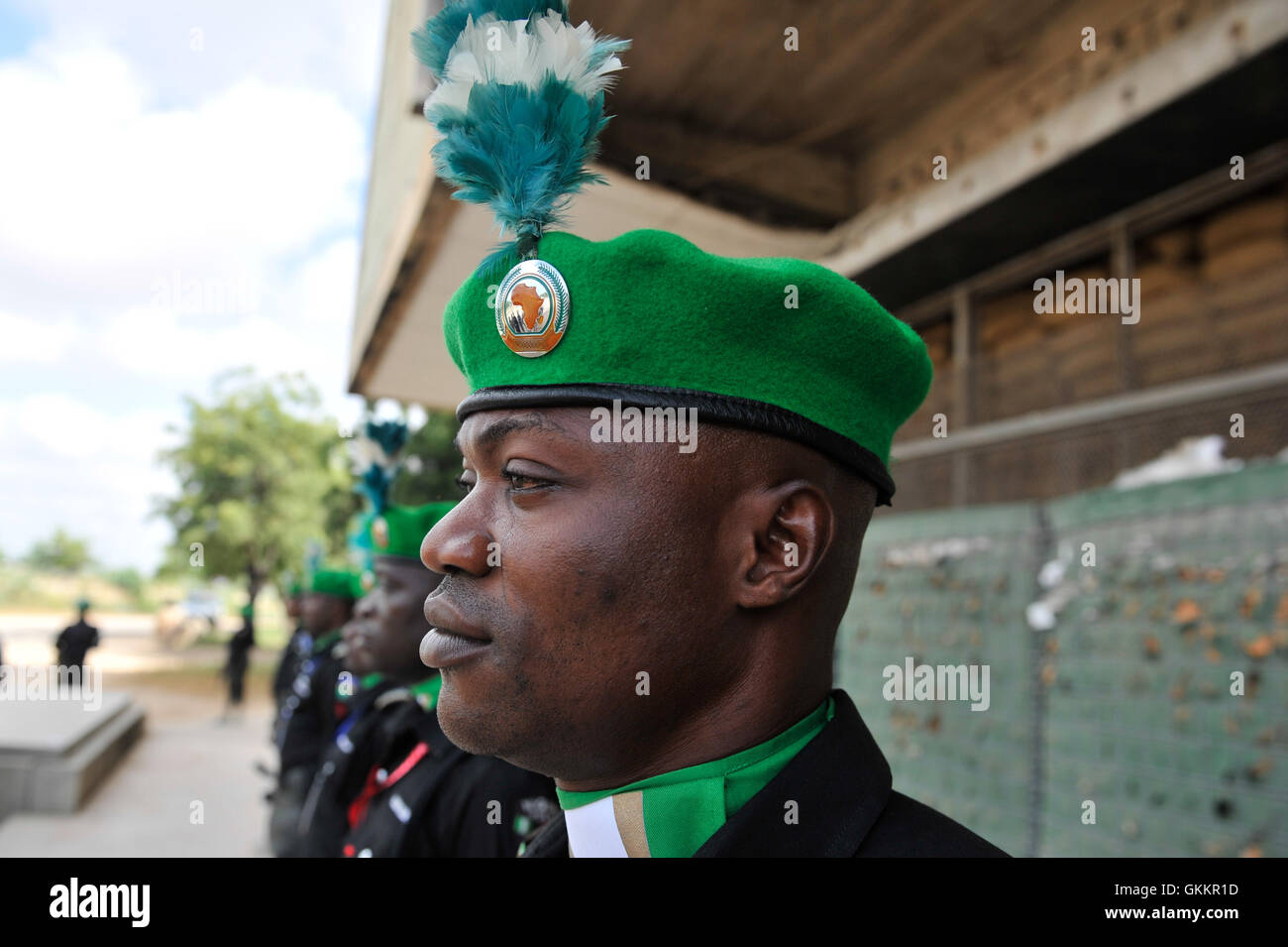 Le 26 décembre 2015, un défilé des gardes d’honneur a eu lieu à Mogadiscio pour marquer la fin d’un tour de service d’un an de 140 policiers nigérians en service dans le cadre de l’AMISOM. Les officiers ont reçu des certificats pour leurs contributions à la paix et à la sécurité en Somalie. Banque D'Images