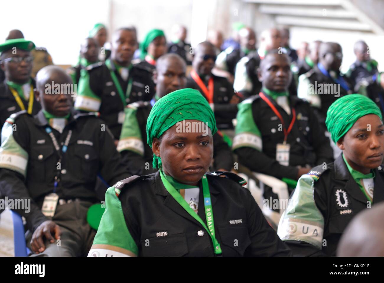 Des policiers nigérians en service dans l’AMISOM assistent à une cérémonie de remise de prix à Mogadiscio le 26 décembre 2015, marquant la fin de leur tour de service d’un an. Les officiers ont reçu des certificats pour leurs contributions à la paix et à la sécurité en Somalie. Ilyas Ahmed photo. Banque D'Images