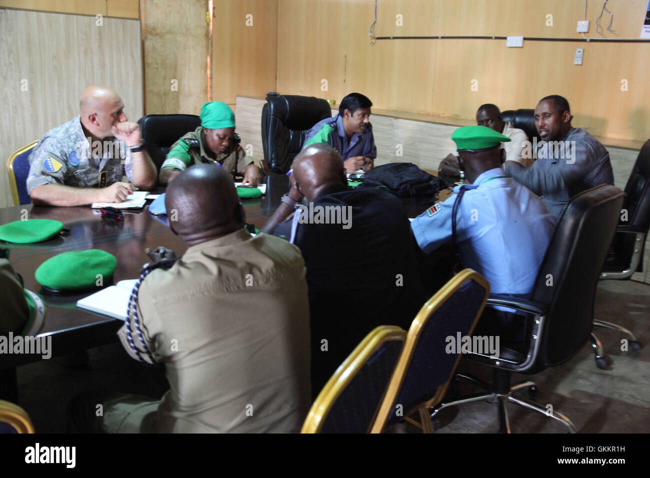 Le 21 décembre 2015, le chef de la police de l’AMISOM, Anand Pillay, a rencontré de hauts responsables de l’Administration intérimaire de Jubba à Kismayo pour discuter des questions de maintien de l’ordre et de sécurité touchant la région. Banque D'Images