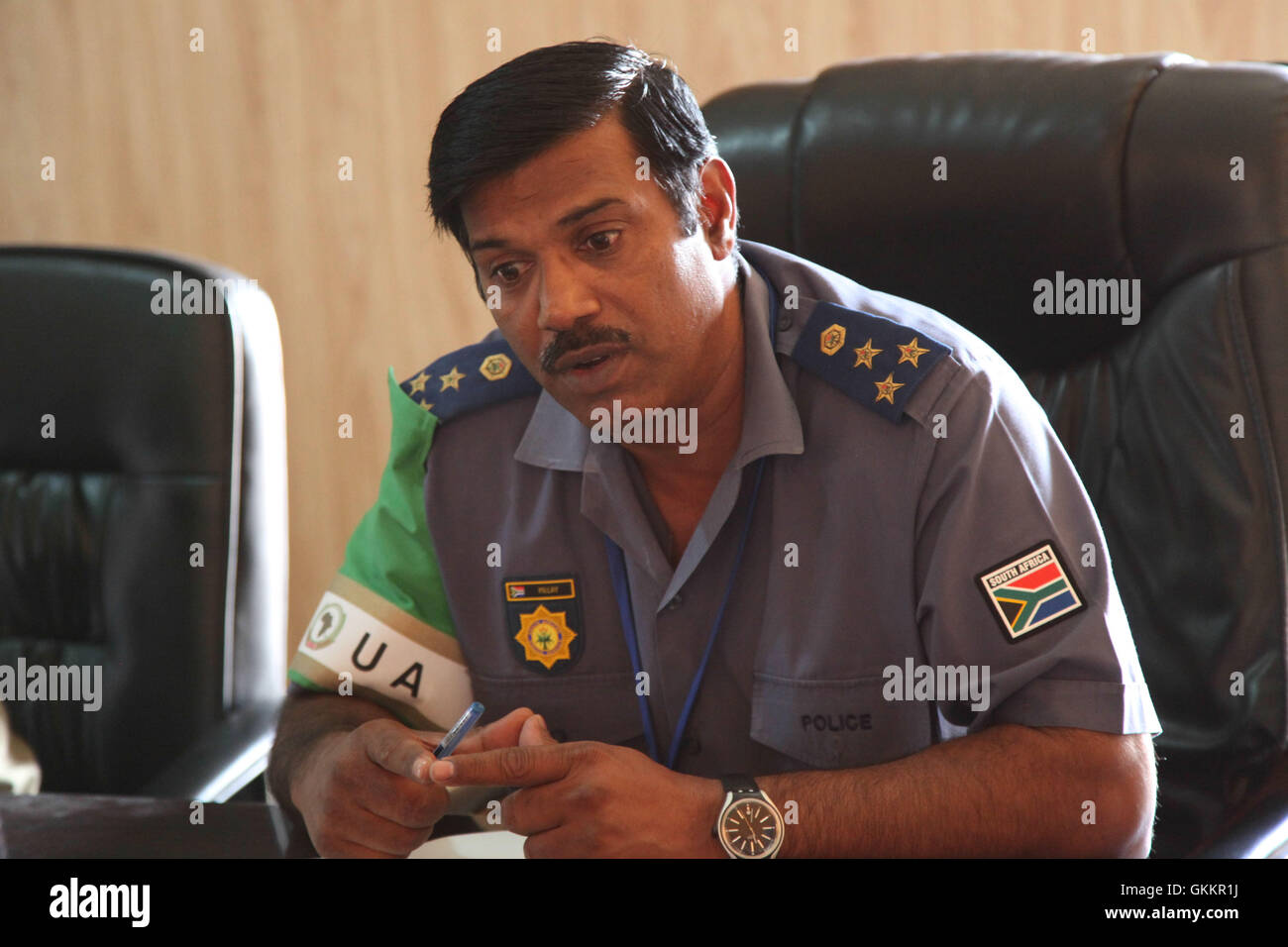 Le 21 décembre 2015, le commissaire de police de l’AMISOM, Anand Pillay, tient une réunion avec de hauts fonctionnaires de l’Administration intérimaire de Jubba à Kismayo, en Somalie. Les discussions ont porté sur le renforcement de l'application des lois et l'amélioration de la sécurité locale. AMISOM photo / Barut Mohamed. Banque D'Images