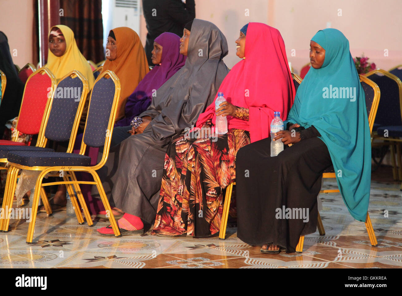 Les membres de la communauté de Kismayo assistent à une réunion de l'AMISOM axée sur la police de proximité en février. La réunion visait à favoriser la coopération entre les locaux et les forces de sécurité pour améliorer la sécurité et lutter contre la violence. / AMISOM photo Banque D'Images