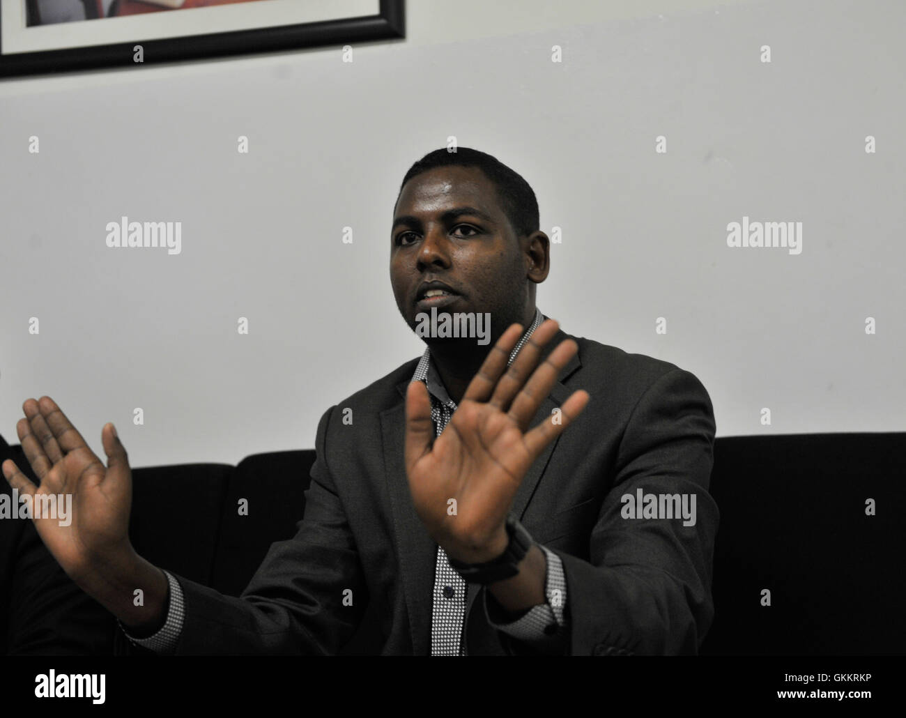 Le gouverneur du Bas-Chébéli, Ibrahim Adan Ali, s’adresse à une réunion à Mogadiscio le 1er mars 2016, avec le Bureau politique de l’AMISOM, le ministre de l’intérieur, Abdirahman Ibrahim Aden, et des anciens de la région. Le débat a porté sur le renforcement de la gouvernance et de la sécurité dans la région. Banque D'Images