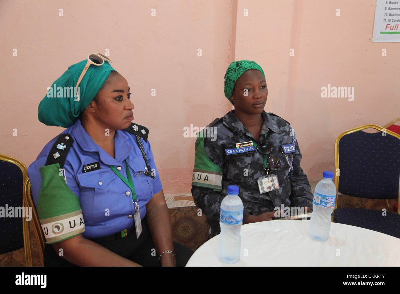 Le 29 février, des policiers de la Mission de l'Union africaine en Somalie (AMISOM) se sont réunis à Kismayo pour une réunion axée sur la police de proximité. La session visait à améliorer les relations entre les forces de l'ordre et les communautés locales, en favorisant la confiance et la collaboration pour une meilleure sécurité. Banque D'Images
