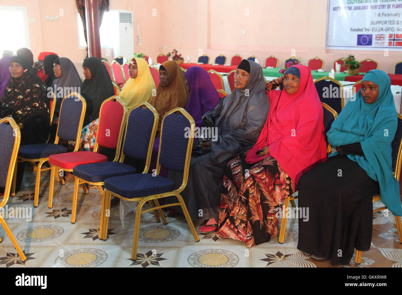 Des membres de la communauté de Kismayo assistent à une réunion de l'AMISOM axée sur la police de proximité. L'événement visait à renforcer la sécurité locale et à améliorer la coordination entre la communauté et les forces de sécurité somaliennes. AMISOM photo. Banque D'Images