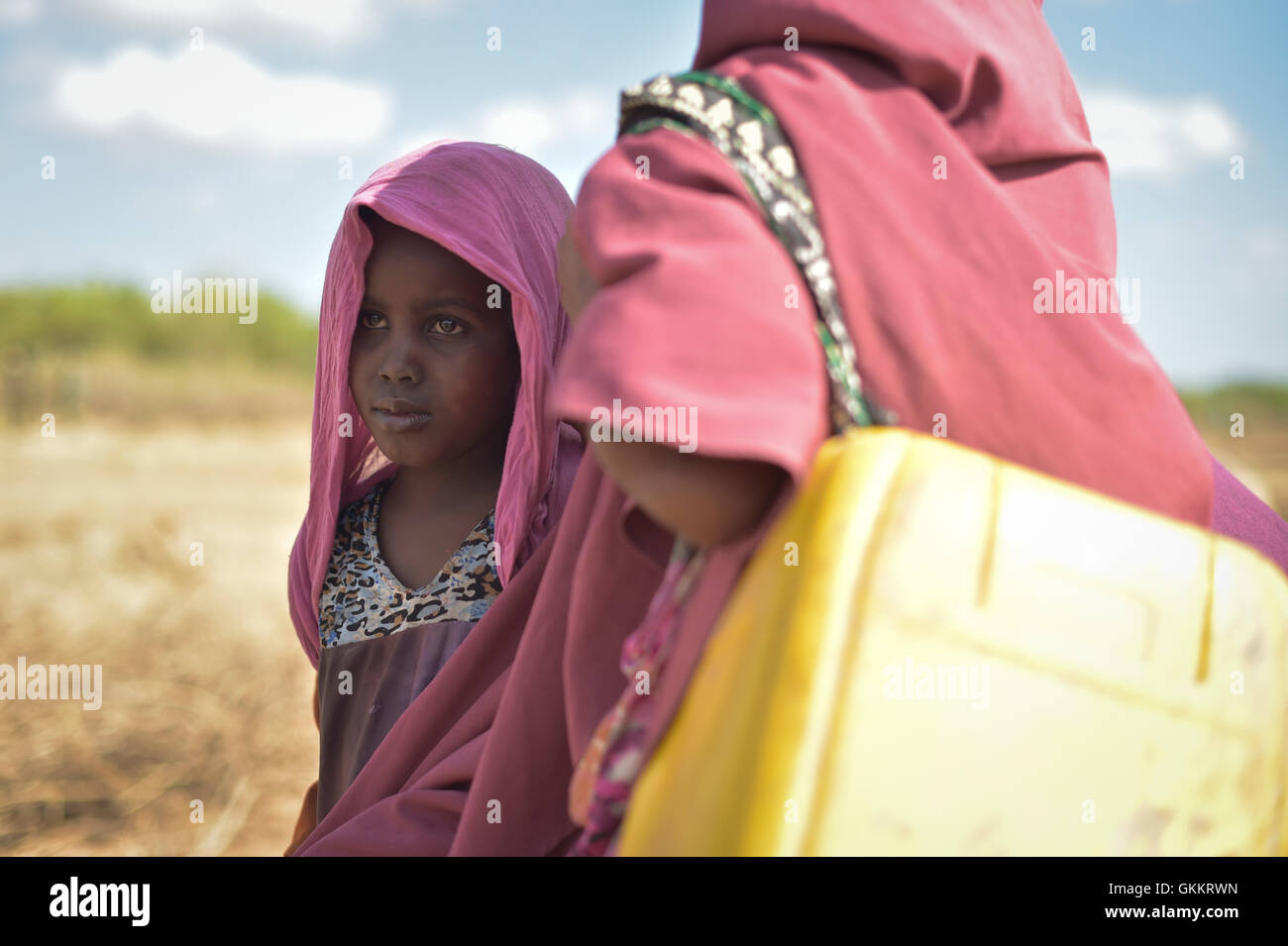 Le 3 mars, une jeune fille se tenait aux côtés de sa mère à Mahaday, en Somalie, qui était sous le contrôle du contingent burundais de l'AMISOM et de l'Armée nationale somalienne. La présence de forces de maintien de la paix dans la région contribue à la sécurité et à la stabilité de la région. Photo de Tobin Jones. Banque D'Images