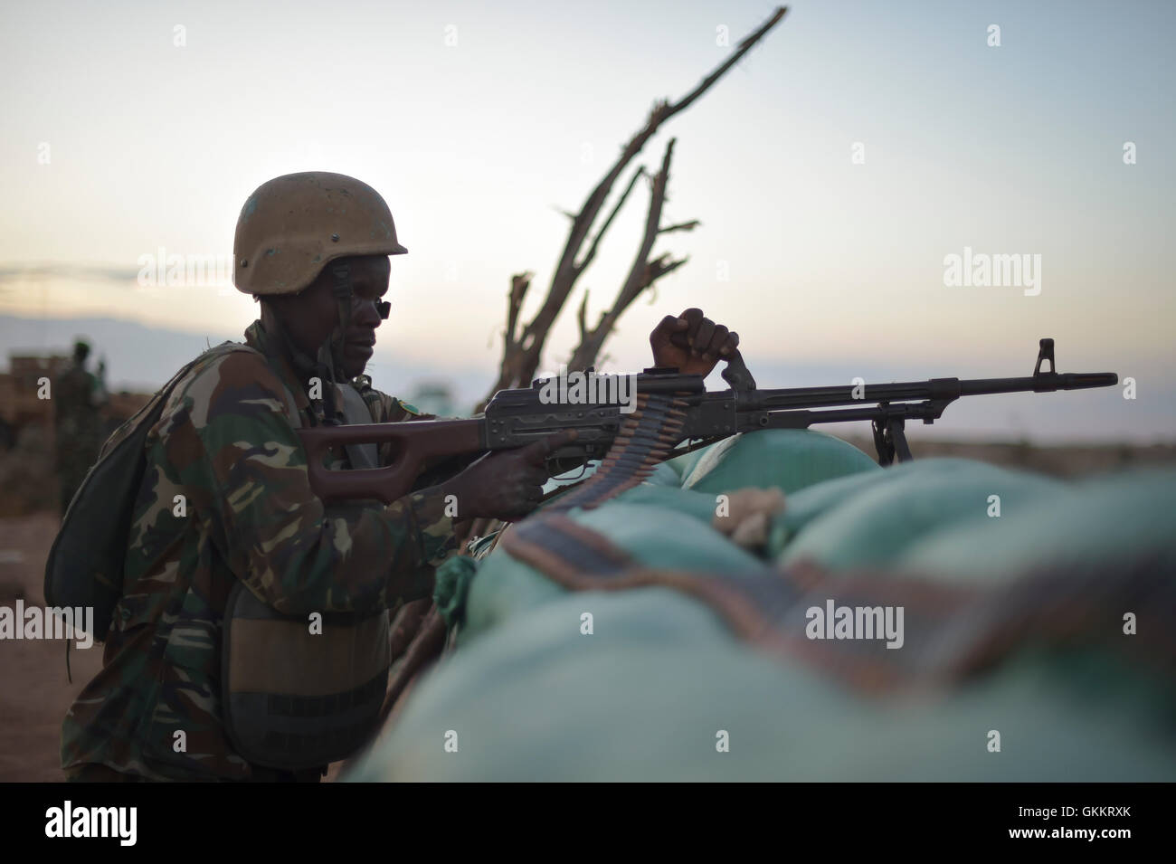 Un soldat burundais, dans le cadre de la Mission de l'Union africaine en Somalie, donne sur sa position à une base de l'armée dans la région de El Baraf, la Somalie, le 4 mars. El Baraf a été libéré de l'groupe terroriste Al Shabab par le contingent burundais de l'AMISOM le 23 février 2016. L'AMISOM Photo / Tobin Jones Banque D'Images