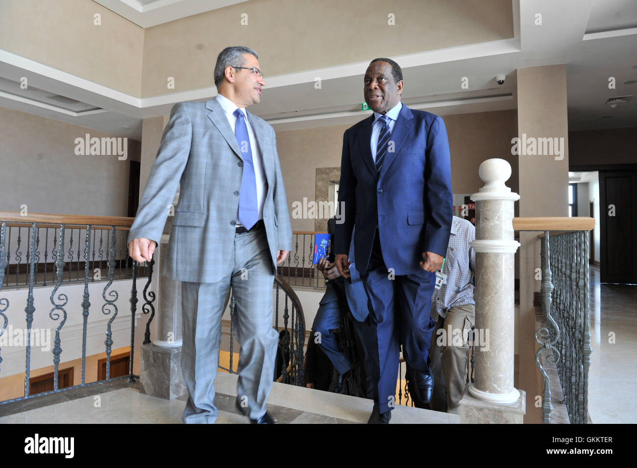 L’Ambassadeur Francisco Caetano Jose Madeira, CRS pour la Somalie, rencontre l’Ambassadeur turc Olgan Bekar à l’Ambassade de Turquie à Mogadiscio le 10 avril 2016. La réunion a porté sur le renforcement des liens diplomatiques et de la coopération entre la Somalie et la Turquie. Banque D'Images