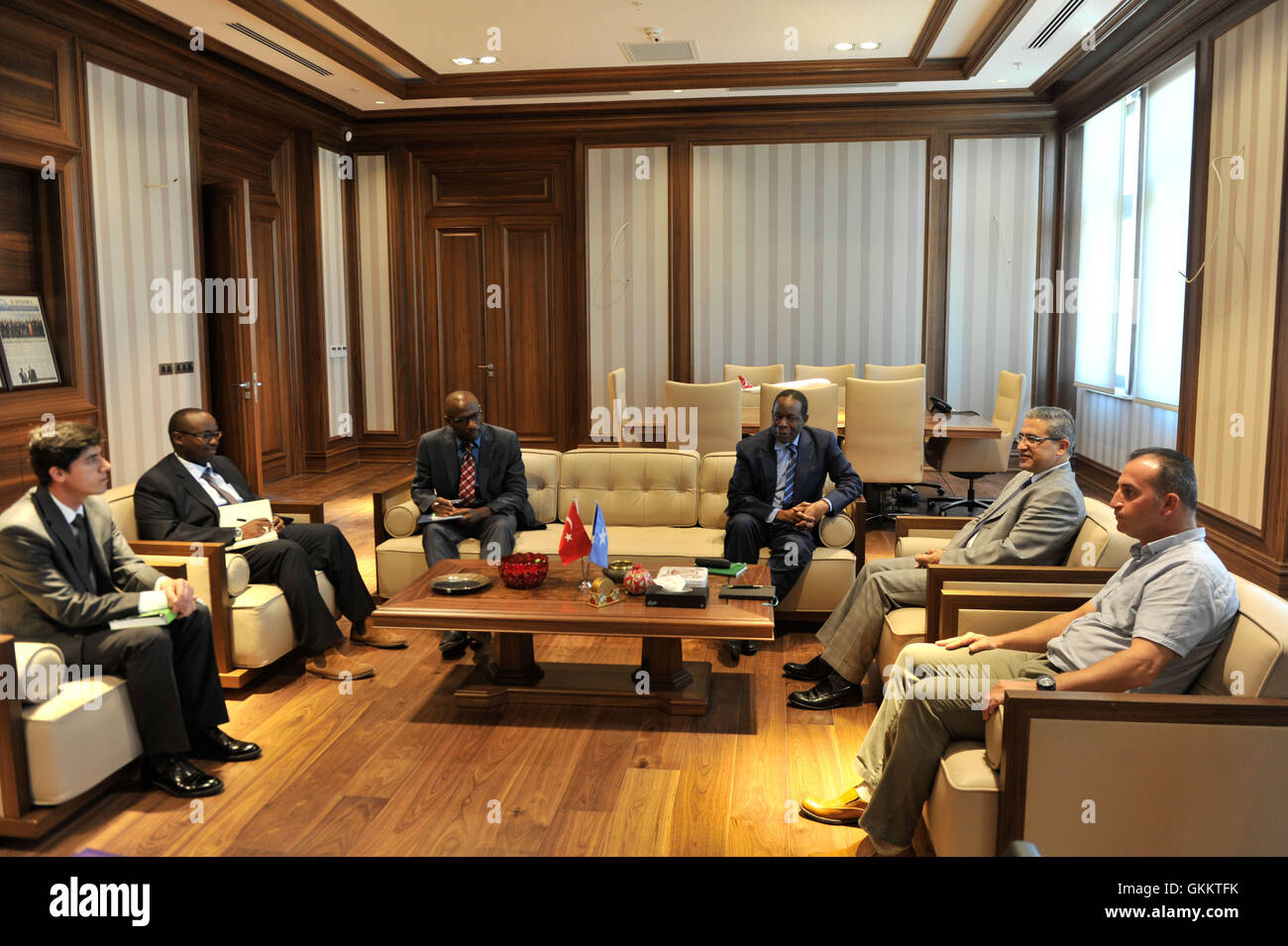 L’Ambassadeur Francisco Caetano Jose Madeira, Représentant spécial de l’Union africaine, rencontre l’Ambassadeur turc Olgan Bekar à l’Ambassade de Turquie à Mogadiscio le 10 avril 2016, pour discuter des relations diplomatiques entre la Somalie et la Turquie. Banque D'Images