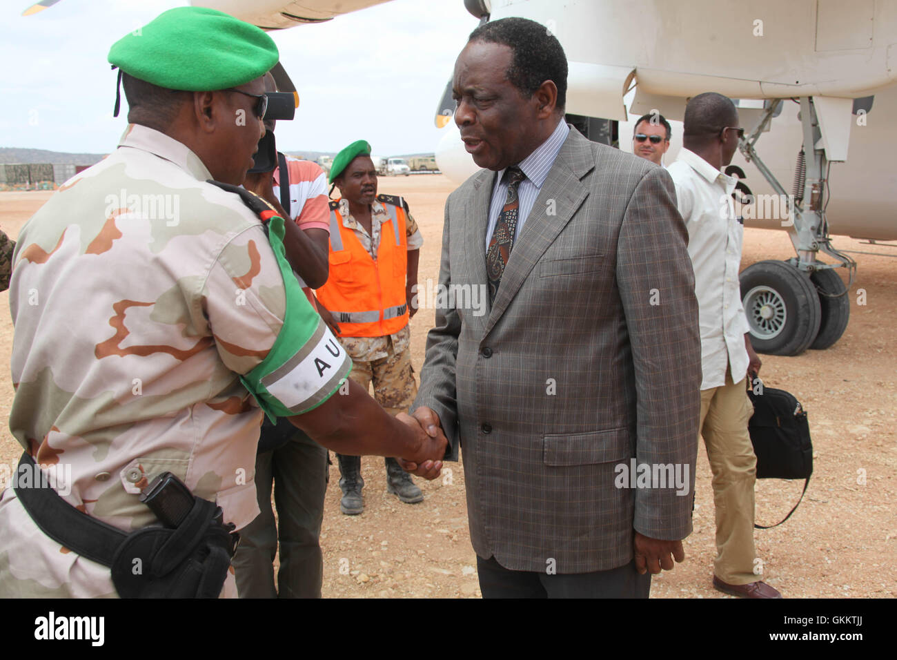 L’Ambassadeur Francisco Caetano Madeira, CRS pour la Somalie, serre la main du colonel Hassan Jama, commandant du contingent de Djibouti de l’AMISOM, à l’aéroport de Beletweyne le 24 avril 2016. La réunion souligne la coopération entre l'AMISOM et les forces djiboutiennes en Somalie. AMISOM photo / Ismail Hassan. Banque D'Images