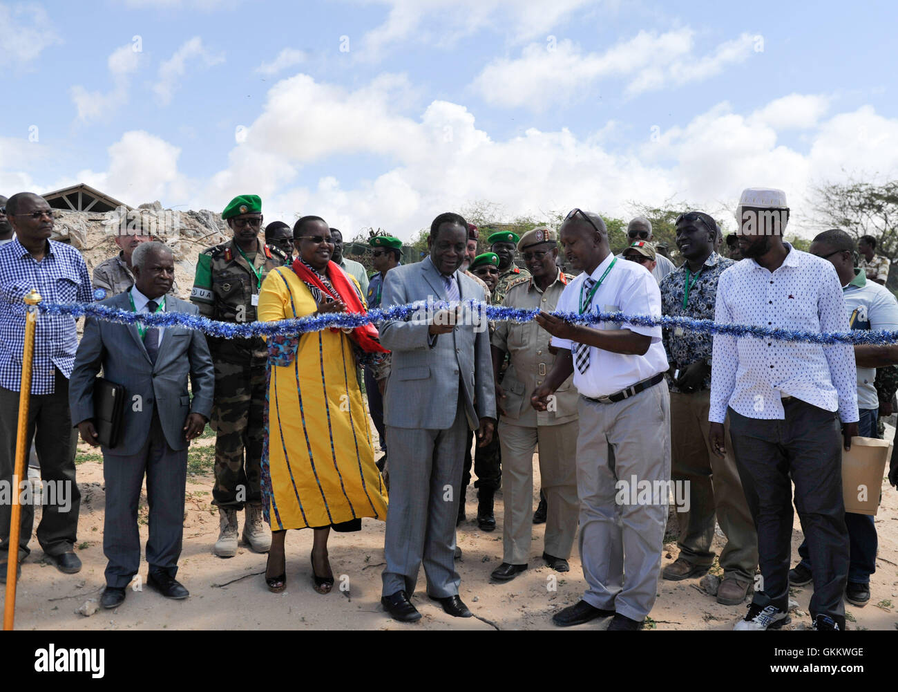 Le Représentant spécial du Président de la Commission de l'Union africaine (SRCC) pour la Somalie, l'Ambassadeur Francisco Caetano José Madeira, coupe le ruban lors de sa visite à l'Jazeera Centre de formation pour la mise en service des combats en zones construites (centre de formation) Op ZB à Mogadishu, Somalie, le 31 mai 2016. L'AMISOM Photo/ Omar Abdisalan Banque D'Images