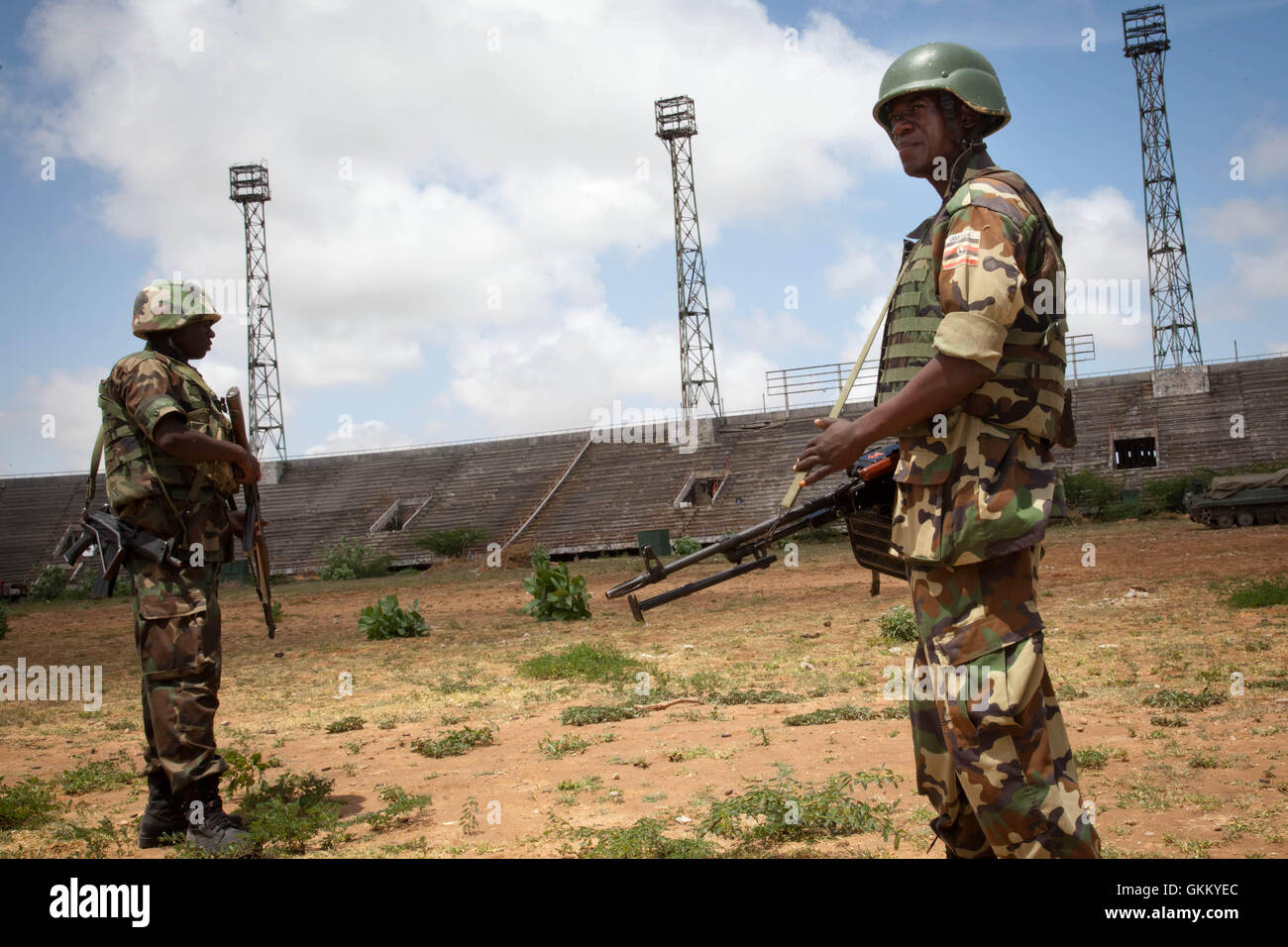 Des soldats de l'AMISOM sont vus debout dans l'ancien quartier général d'al-Shabaab, stade de Mogadiscio, à Mogadiscio, Somalie, le 8 septembre. 2011. Al-Shabaab s’était retiré de la ville le 6 août 2011, marquant un changement important de contrôle et de sécurité dans la région. Banque D'Images