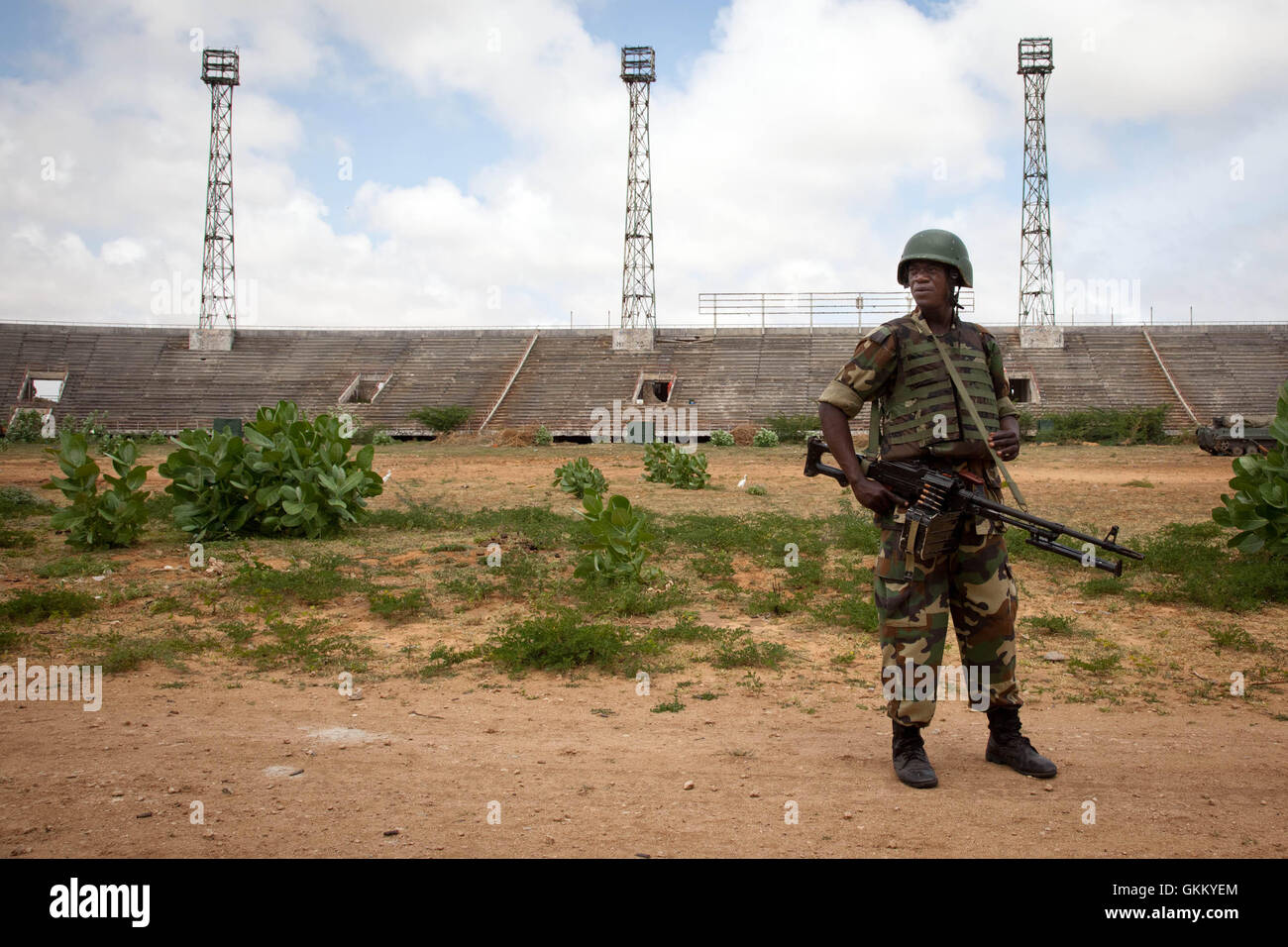 Les troupes de l'AMISOM se trouvent dans le stade de Mogadiscio, autrefois utilisé comme quartier général par le groupe militant al-Shabaab. Al-Shabaab s’est retiré de la ville le 6 août 2011, marquant un changement de contrôle important dans la région. Banque D'Images